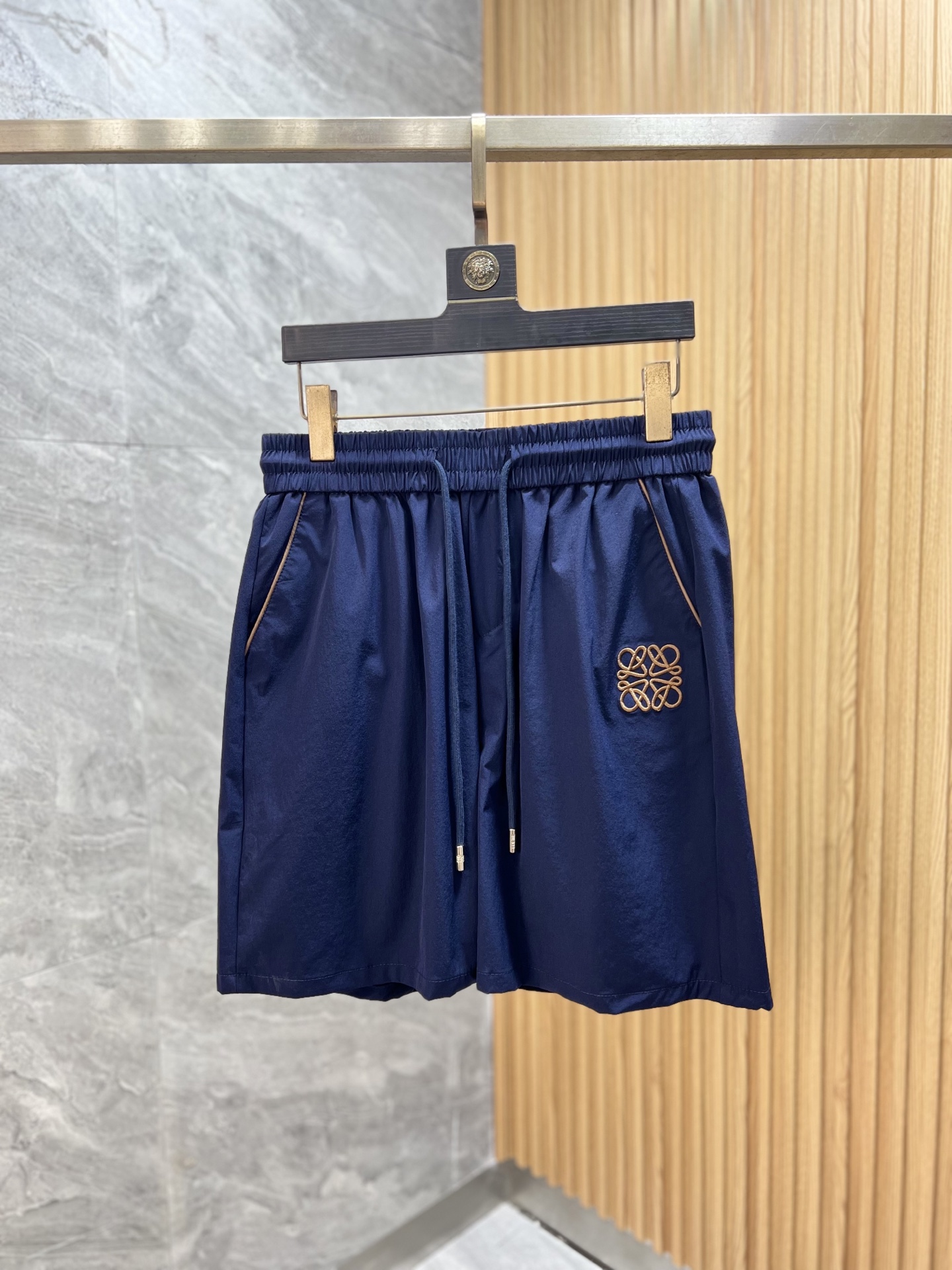 NO:465579,Loewe/Luo Yiwei 2025 spring and summer new product, complete three standards, shorts, good products, don't need to introduce too much, look at the details, counter number M-XXXL /140 upper body suggestions L,,loewe,loewe, shorts,alexander wang19860909Loewe/罗意威 2025春夏新品 三标齐全 短裤 好货不用过多介绍 看细节 专柜码数M-XXXL /140上身建议L,,loewe,loewe,shorts,alexander wang,Men's clothing