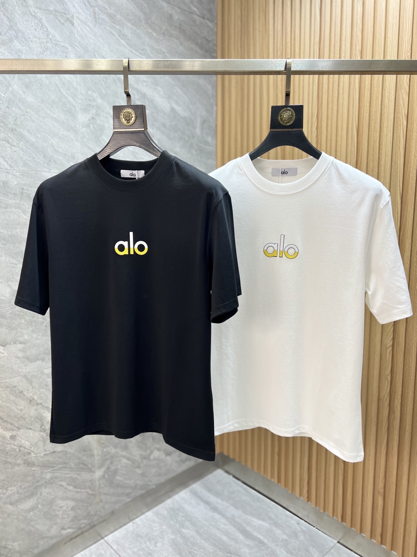 NO:518719,alo 2025 spring and summer new products are available, complete three standards, mercerized cotton round neck short-sleeved T-shirt, three-dimensional silicone process on chest, good products do not need to be introduced too much, look at the details, counter number M-XXXL 175/140 Suggestions, L,,, T-shirt,tees, t-shirt,alexander wang19860909alo 2025年春夏新品上新 三标齐全 丝光棉圆领短袖T恤 胸前立体硅胶工艺 好货不用过多介绍 看细节 专柜码数M-XXXL 175/140建议L,,,T-shirt,tees，t-shirt,alexander wang,Men's clothing