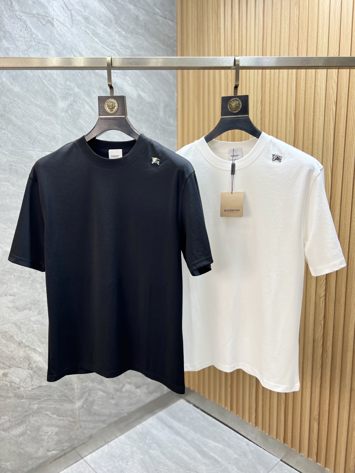 NO:517460,Burberry/Burberry New products for spring and summer 2025 are available in new products, complete three standards, mercerized cotton round neck short-sleeved T-shirt, customized hardware craftsmanship on chest, good products do not need to be introduced too much, look at the details, counter number M-XXXL /140 suggestions L, burberry, burberry, T-shirt, tees, t-shirt, alexander wang19860909Burberry/巴宝莉 2025年春夏新品上新 三标齐全 丝光棉圆领短袖T恤 胸前定制五金工艺 好货不用过多介绍 看细节 专柜码数M-XXXL /140建议L,,burberry,burberry,T-shirt,tees，t-shirt,alexander wang,Men's clothing