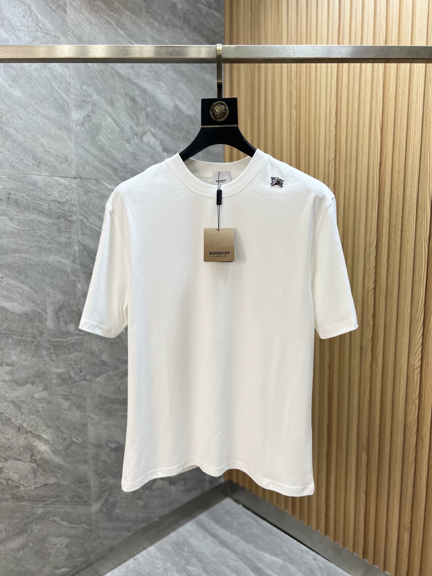 NO:459216,Burberry/Burberry New products for spring and summer 2025 are available in new products, complete three standards, mercerized cotton round neck short-sleeved T-shirt, customized hardware craftsmanship on chest, good products do not need to be introduced too much, look at the details, counter number M-XXXL 175/140 Suggestions, L, burberry, burberry, T-shirt, tees, t-shirt, alexander wang19860909Burberry/巴宝莉 2025年春夏新品上新 三标齐全 丝光棉圆领短袖T恤 胸前定制五金工艺 好货不用过多介绍 看细节 专柜码数M-XXXL 175/140建议L,,burberry,burberry,T-shirt,tees，t-shirt,alexander wang,Men's clothing