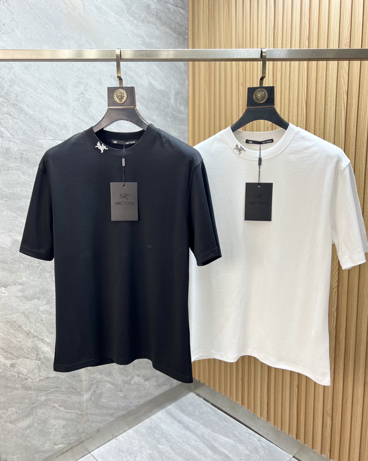 NO:517455,Arc/Architecture Bird New products for spring and summer 2025 are available in new products, complete three standards, mercerized cotton round neck short-sleeved T-shirt, customized hardware craftsmanship on chest, good products do not need to be introduced too much, look at the details, counter number M-XXXL /140 suggestions L, arc'teryx, T-shirt,tees, t-shirt,alexander wang19860909Arc/始祖鸟 2025年春夏新品上新 三标齐全 丝光棉圆领短袖T恤 胸前定制五金工艺 好货不用过多介绍 看细节 专柜码数M-XXXL /140建议L,arc'teryx,T-shirt,tees，t-shirt,alexander wang,Men's clothing