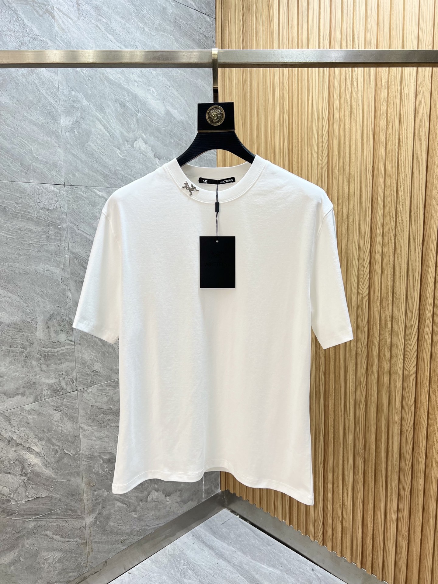 NO:459224,Arc/Architecture Bird New products for spring and summer 2025 are available in new products, complete three standards, mercerized cotton round neck short-sleeved T-shirt, customized hardware craftsmanship on chest, good products do not need to be introduced too much, look at the details, counter number M-XXXL 175/140 Suggestions, arc'teryx, T-shirt,tees, t-shirt,alexander wang19860909Arc/始祖鸟 2025年春夏新品上新 三标齐全 丝光棉圆领短袖T恤 胸前定制五金工艺 好货不用过多介绍 看细节 专柜码数M-XXXL 175/140建议L,arc'teryx,T-shirt,tees，t-shirt,alexander wang,Men's clothing