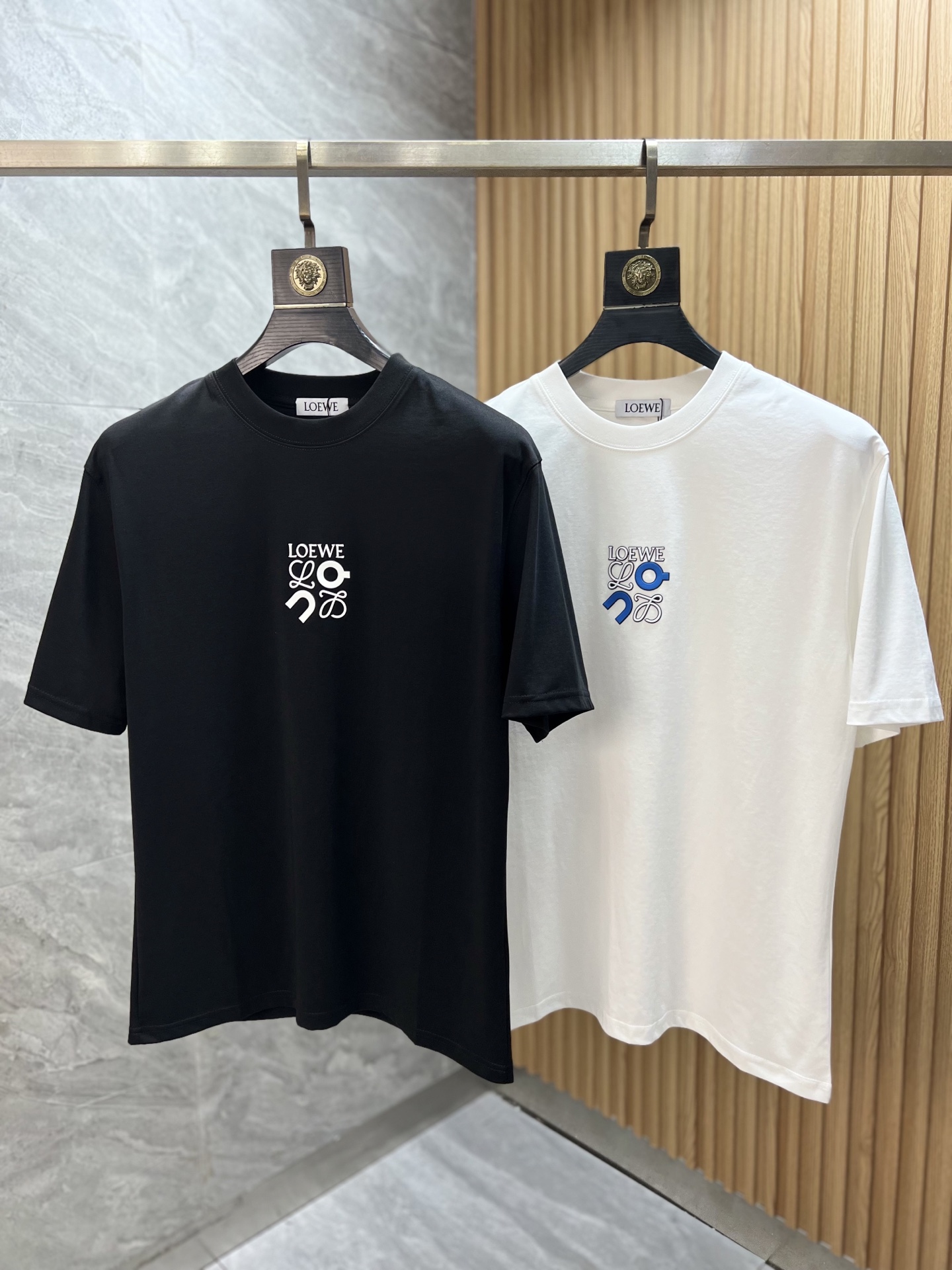 NO:517444,Loewe/Luo Yiwei New products for spring and summer 2025 are available in new products, complete three standards, mercerized cotton round neck short-sleeved T-shirt, three-dimensional silicone process on chest, good products do not need to be introduced too much, look at the details, counter number M-XXXL /140 suggestions L,,loewe,loewe,T-shirt,tees,t-shirt,alexander wang19860909Loewe/罗意威 2025年春夏新品上新 三标齐全 丝光棉圆领短袖T恤 胸前立体硅胶工艺工艺 好货不用过多介绍 看细节 专柜码数M-XXXL /140建议L,,loewe,loewe,T-shirt,tees，t-shirt,alexander wang,Men's clothing