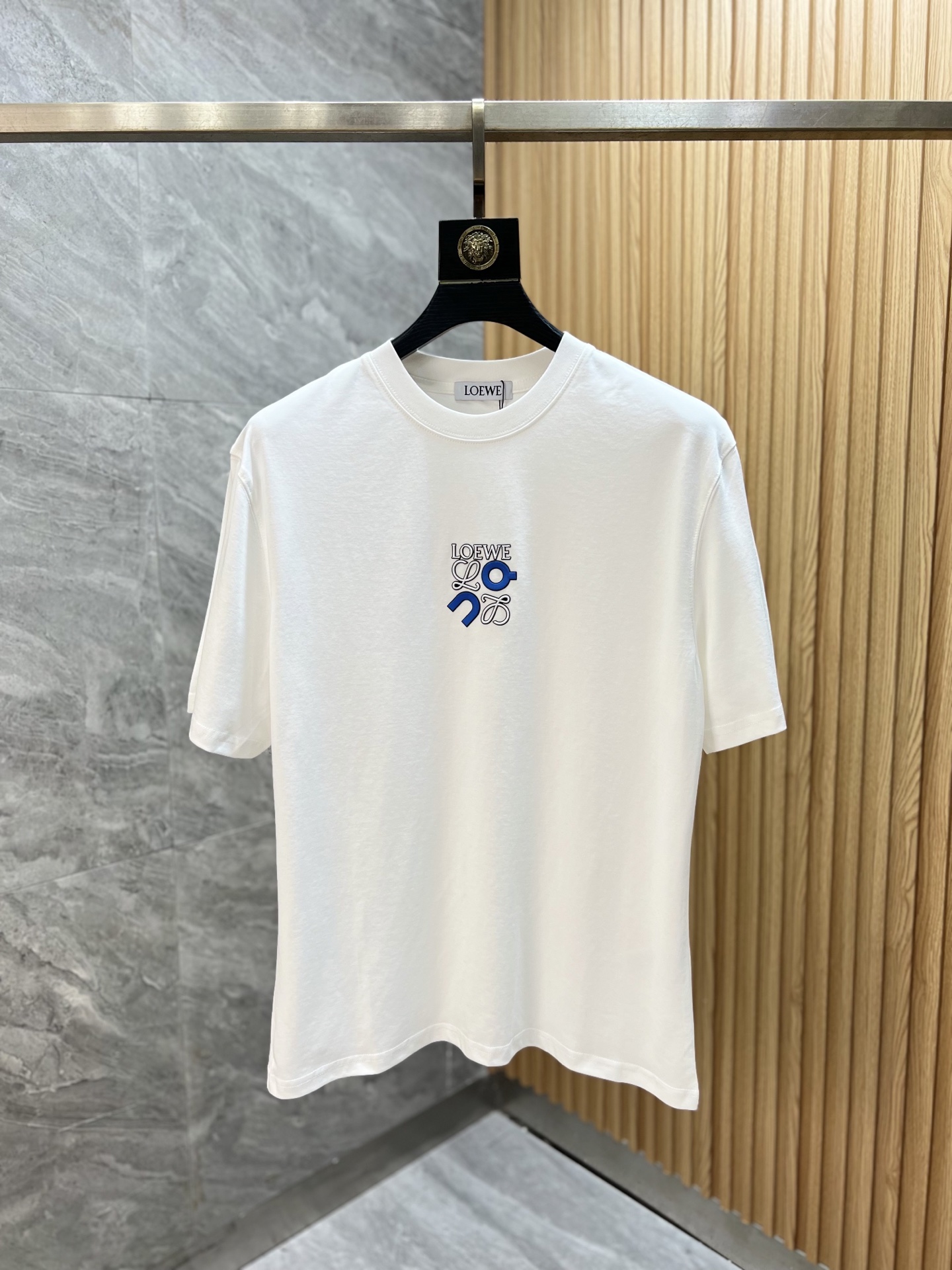 NO:459243,Loewe/Luo Yiwei New products for spring and summer 2025 are available in new products, complete three standards, mercerized cotton round neck short-sleeved T-shirt, three-dimensional silicone process on chest, no need to introduce too much good products, look at the details, counter number M-XXXL 175/140 Suggestions,,loewe,loewe,T-shirt,tees,t-shirt,alexander wang19860909Loewe/罗意威 2025年春夏新品上新 三标齐全 丝光棉圆领短袖T恤 胸前立体硅胶工艺工艺 好货不用过多介绍 看细节 专柜码数M-XXXL 175/140建议L,,loewe,loewe,T-shirt,tees，t-shirt,alexander wang,Men's clothing