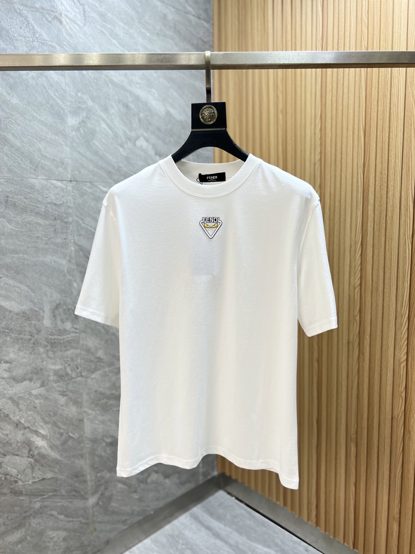 NO:459248,Fendi/Fendi 2025 new spring and summer products are available in new products, complete three standards, mercerized cotton round neck short-sleeved T-shirt, three-dimensional silicone process on chest, good products do not need to be introduced too much, look at the details, counter number M-XXXL 175/140 Suggestions, L, fendi, fendi, T-shirt, tees, t-shirt, alexander wang19860909Fendi/芬迪 2025年春夏新品上新 三标齐全 丝光棉圆领短袖T恤 胸前立体硅胶工艺工艺 好货不用过多介绍 看细节 专柜码数M-XXXL 175/140建议L,,fendi,fendi,T-shirt,tees，t-shirt,alexander wang,Men's clothing