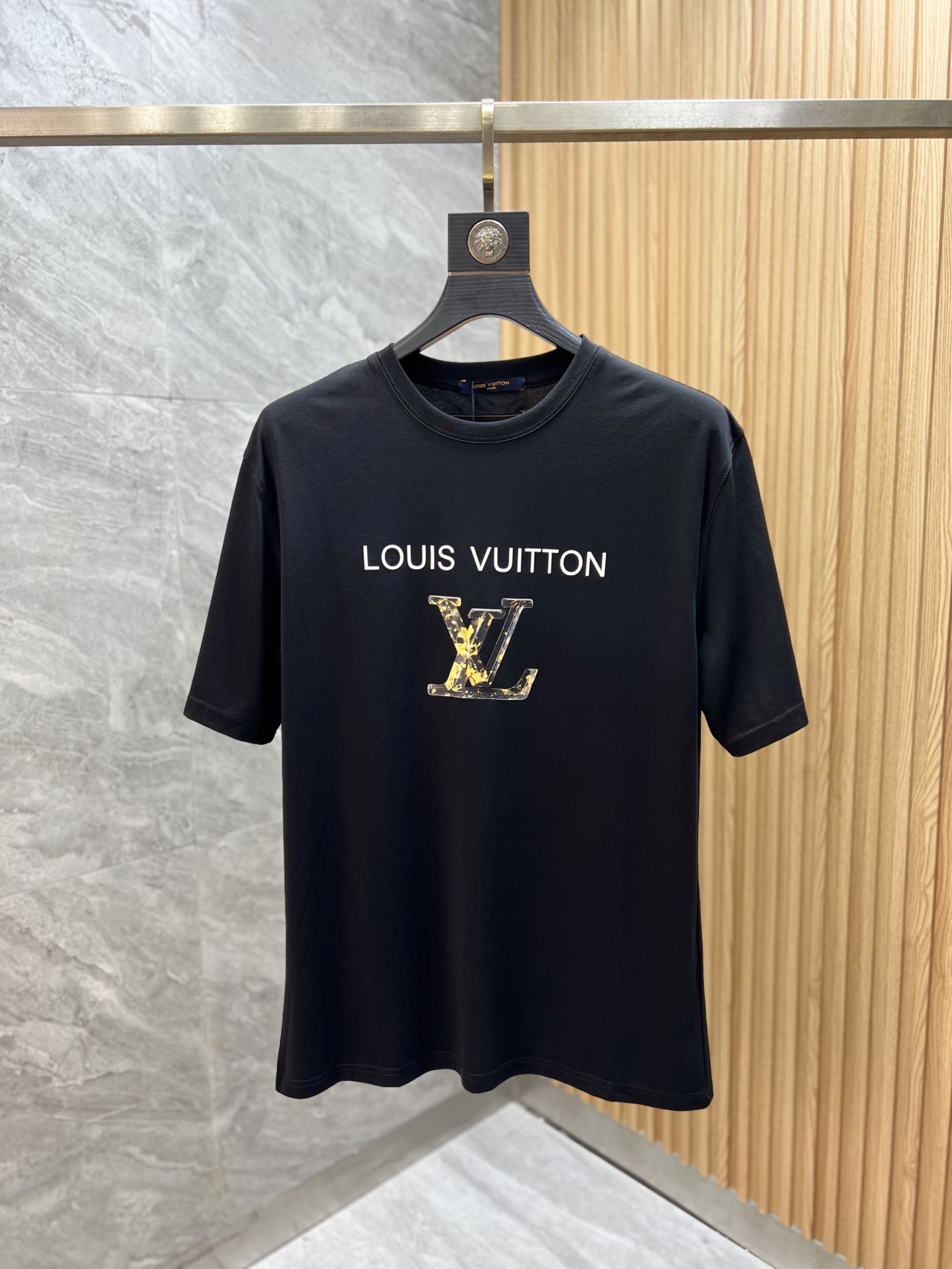 NO:459253,LV/Louis Vuitton 2025 Spring and Summer New Products are available, Three-standard mercerized cotton round neck short-sleeved T-shirt, three-dimensional silicone process on chest, good products do not need to be introduced too much, look at the details, counter number M-XXXL 175/140 Suggestions, L, louis vuitton, louis vuitton, T-shirt,tees, t-shirt,alexander wang19860909LV/路易威登 2025年春夏新品上新 三标齐全 丝光棉圆领短袖T恤 胸前立体硅胶工艺工艺 好货不用过多介绍 看细节 专柜码数M-XXXL 175/140建议L,,louis vuitton,louis vuitton,T-shirt,tees，t-shirt,alexander wang,Men's clothing