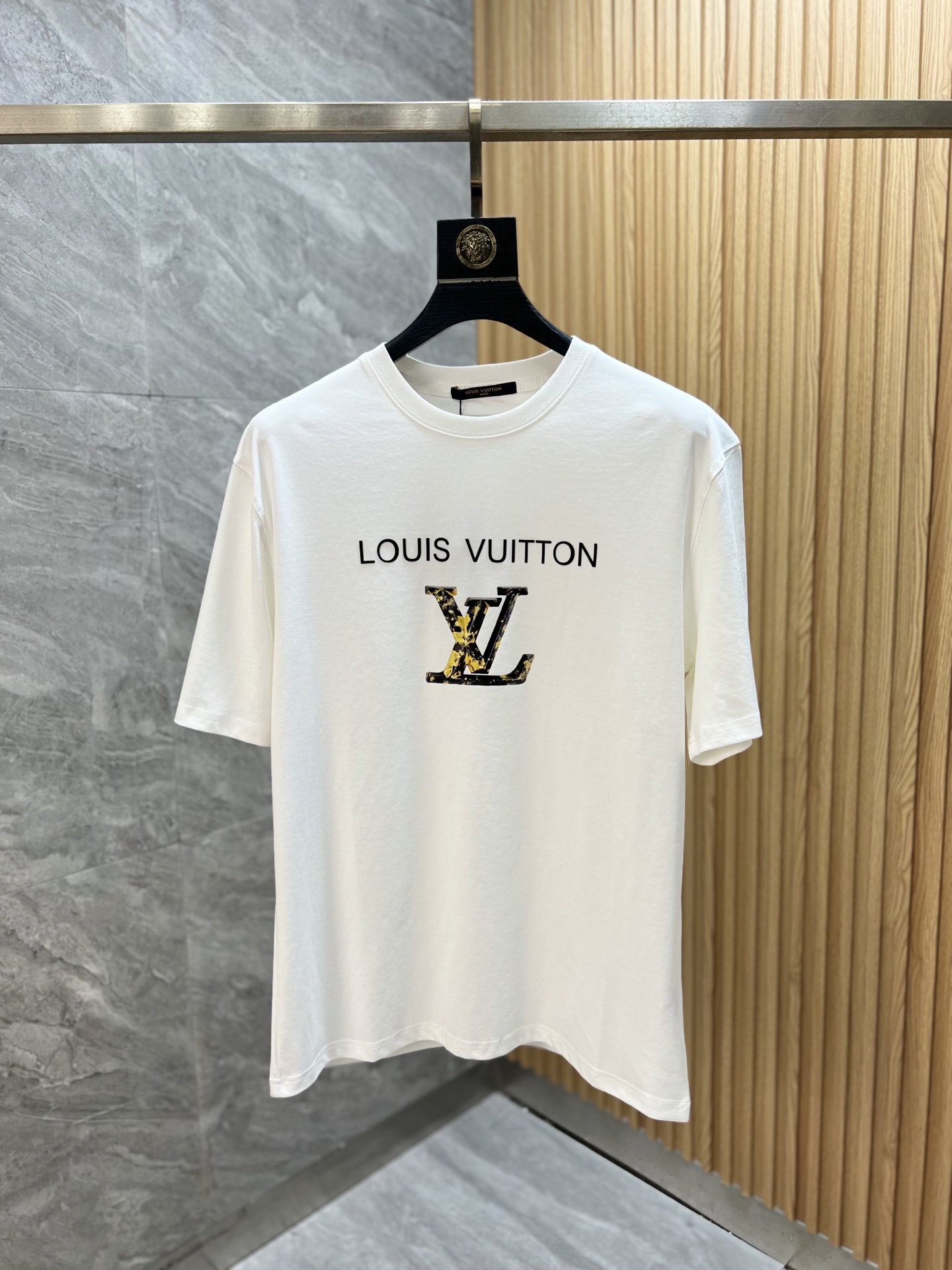 NO:459258,LV/Louis Vuitton 2025 Spring and Summer New Products are available, Three-standard mercerized cotton round neck short-sleeved T-shirt, three-dimensional silicone process on chest, good products do not need to be introduced too much, look at the details, counter number M-XXXL 175/140 Suggestions, L, louis vuitton, louis vuitton, T-shirt,tees, t-shirt,alexander wang19860909LV/路易威登 2025年春夏新品上新 三标齐全 丝光棉圆领短袖T恤 胸前立体硅胶工艺 好货不用过多介绍 看细节 专柜码数M-XXXL 175/140建议L,,louis vuitton,louis vuitton,T-shirt,tees，t-shirt,alexander wang,Men's clothing