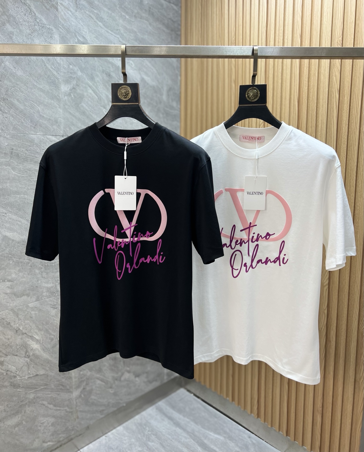 NO:518722,VATN/Valentino 2025 new spring and summer products are available in new products, complete three standards, mercerized cotton round neck short-sleeved T-shirt, three-dimensional foaming process on the chest, no need to introduce the good products too much, look at the details, counter number M-XXXL 175/140 Suggestions, L, valentino, T-shirt, tees, t-shirt, alexander wang19860909VATN/华伦天奴 2025年春夏新品上新 三标齐全 丝光棉圆领短袖T恤 胸前立体发泡工艺 好货不用过多介绍 看细节 专柜码数M-XXXL 175/140建议L,,valentino,T-shirt,tees，t-shirt,alexander wang,Men's clothing