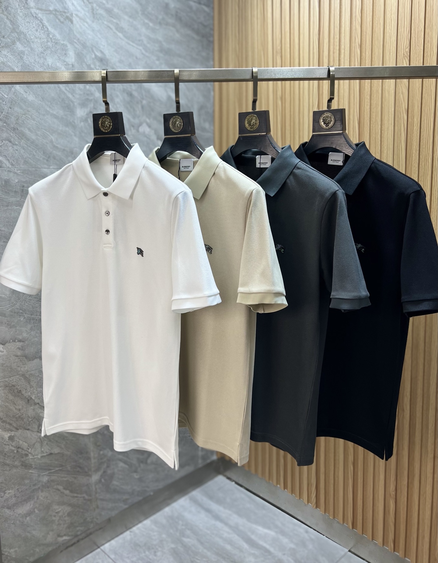 NO:459273,Burberry/Burberry New products for spring and summer 2025 are available in new products, complete three standards, lapel short-sleeved POLO shirt, good products do not need to be introduced too much, look at the details, counter number M-XXXL 175/140 Suggestions, L, burberry, burberry, T-shirt, alexander wang19860909Burberry/巴宝莉 2025年春夏新品上新 三标齐全 翻领短袖POLO衫 好货不用过多介绍 看细节 专柜码数M-XXXL 175/140建议L,,burberry,burberry,T-shirt,alexander wang,Men's clothing