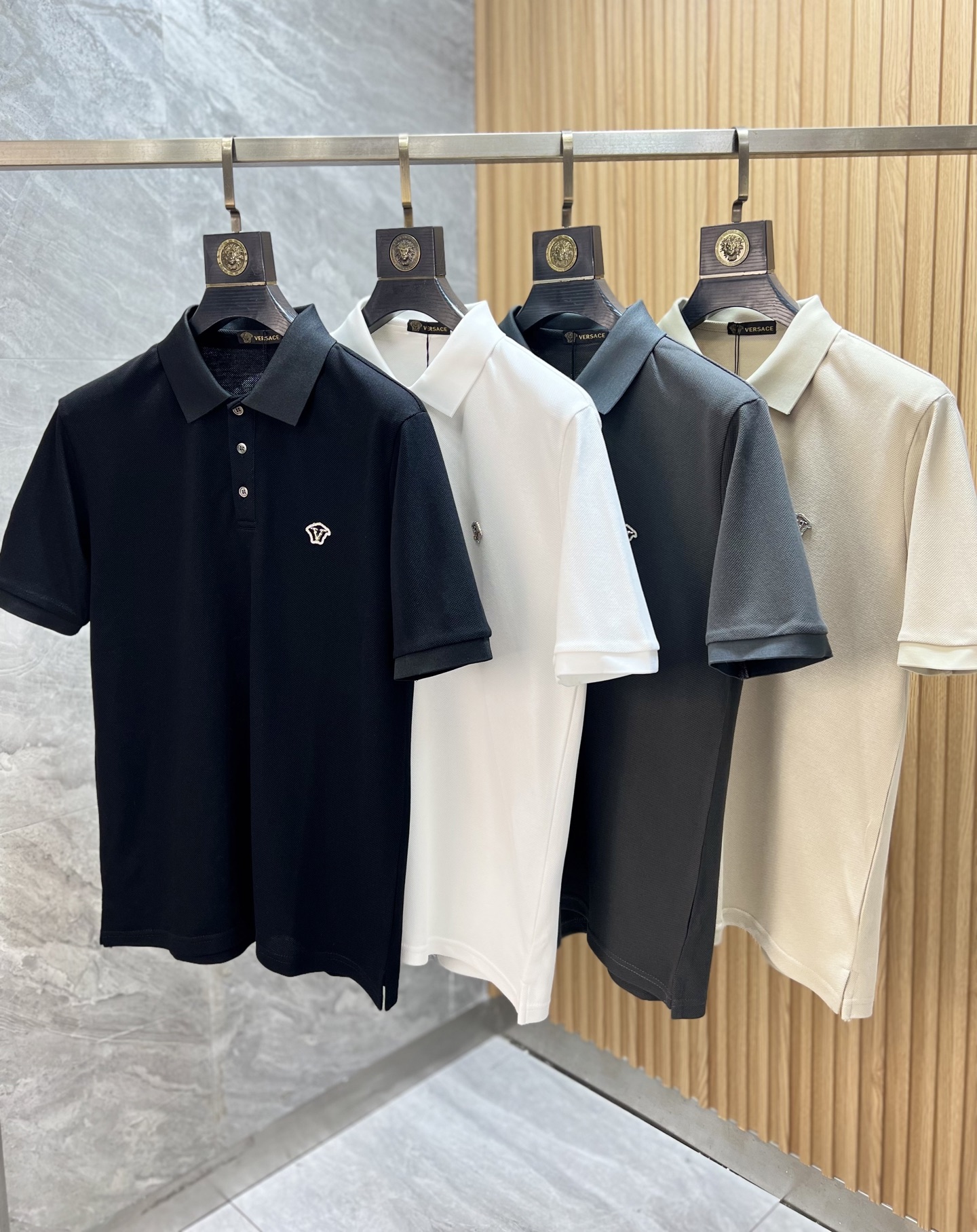 NO:459280,Versace/Versace 2025 new spring and summer products are available, complete three standards, lapel short-sleeved POLO shirt, good products do not need to be introduced too much, look at the details, counter number M-XXXL 175/140 Suggestions L, versace, versace, T-shirt, alexander wang19860909Versace/范思哲 2025年春夏新品上新 三标齐全 翻领短袖POLO衫 好货不用过多介绍 看细节 专柜码数M-XXXL 175/140建议L,,versace,versace,T-shirt,alexander wang,Men's clothing