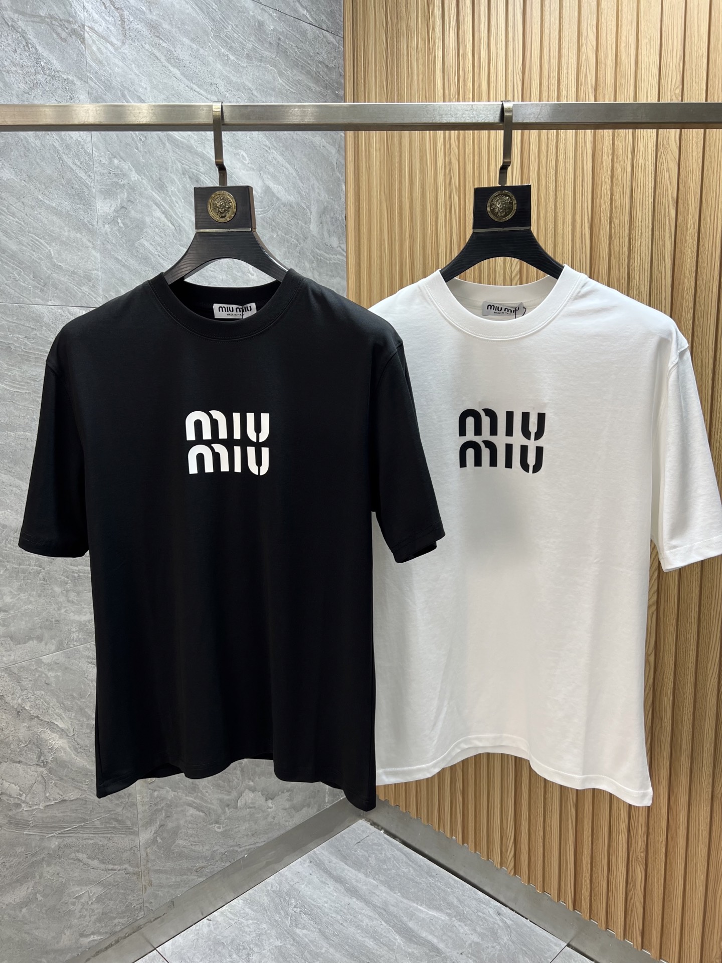 NO:514661,MiuMiu 2025 new spring and summer products are available, complete three standards, mercerized cotton round neck short-sleeved T-shirt, three-dimensional silicone process on chest, good products do not need to be introduced too much, look at the details, counter number M-XXXL /140 suggestions L,,,miumiu,T-shirt,tees,t-shirt,alexander wang19860909MiuMiu 2025年春夏新品上新 三标齐全 丝光棉圆领短袖T恤 胸前立体硅胶工艺 好货不用过多介绍 看细节 专柜码数M-XXXL /140建议L,,,miumiu,T-shirt,tees，t-shirt,alexander wang,Men's clothing