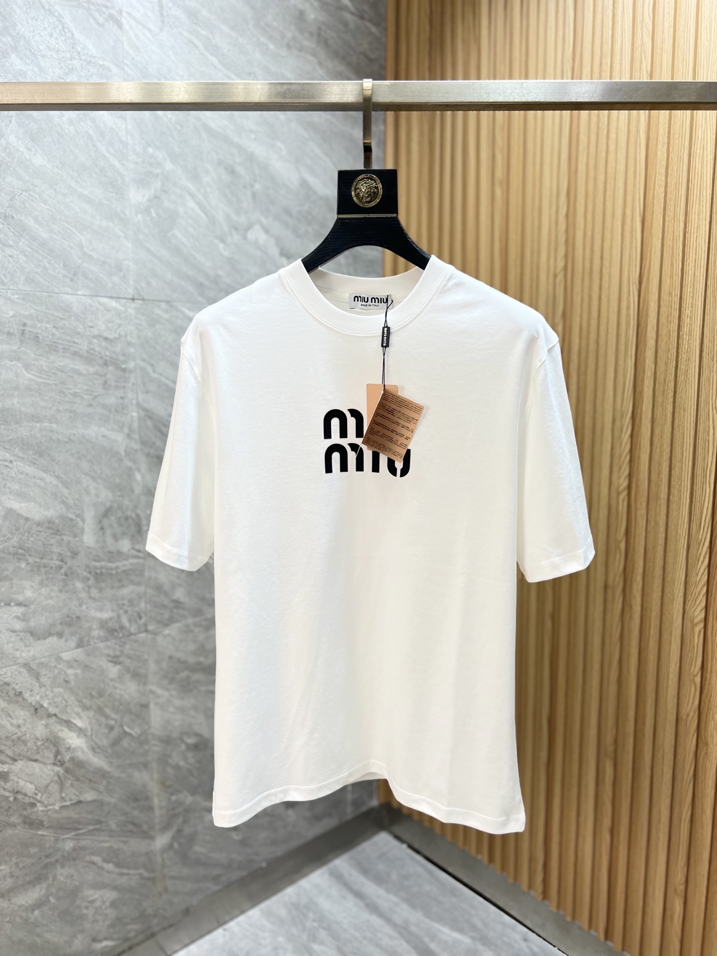 NO:455156,MiuMiu 2025 spring and summer new products are available, complete three standards, mercerized cotton round neck short-sleeved T-shirt, three-dimensional silicone process on chest, good products do not need to be introduced too much, look at the details, counter number M-XXXL 175/140 Suggestions,,,miumiu,T-shirt,tees,t-shirt,alexander wang19860909MiuMiu 2025年春夏新品上新 三标齐全 丝光棉圆领短袖T恤 胸前立体硅胶工艺 好货不用过多介绍 看细节 专柜码数M-XXXL 175/140建议L,,,miumiu,T-shirt,tees，t-shirt,alexander wang,Men's clothing