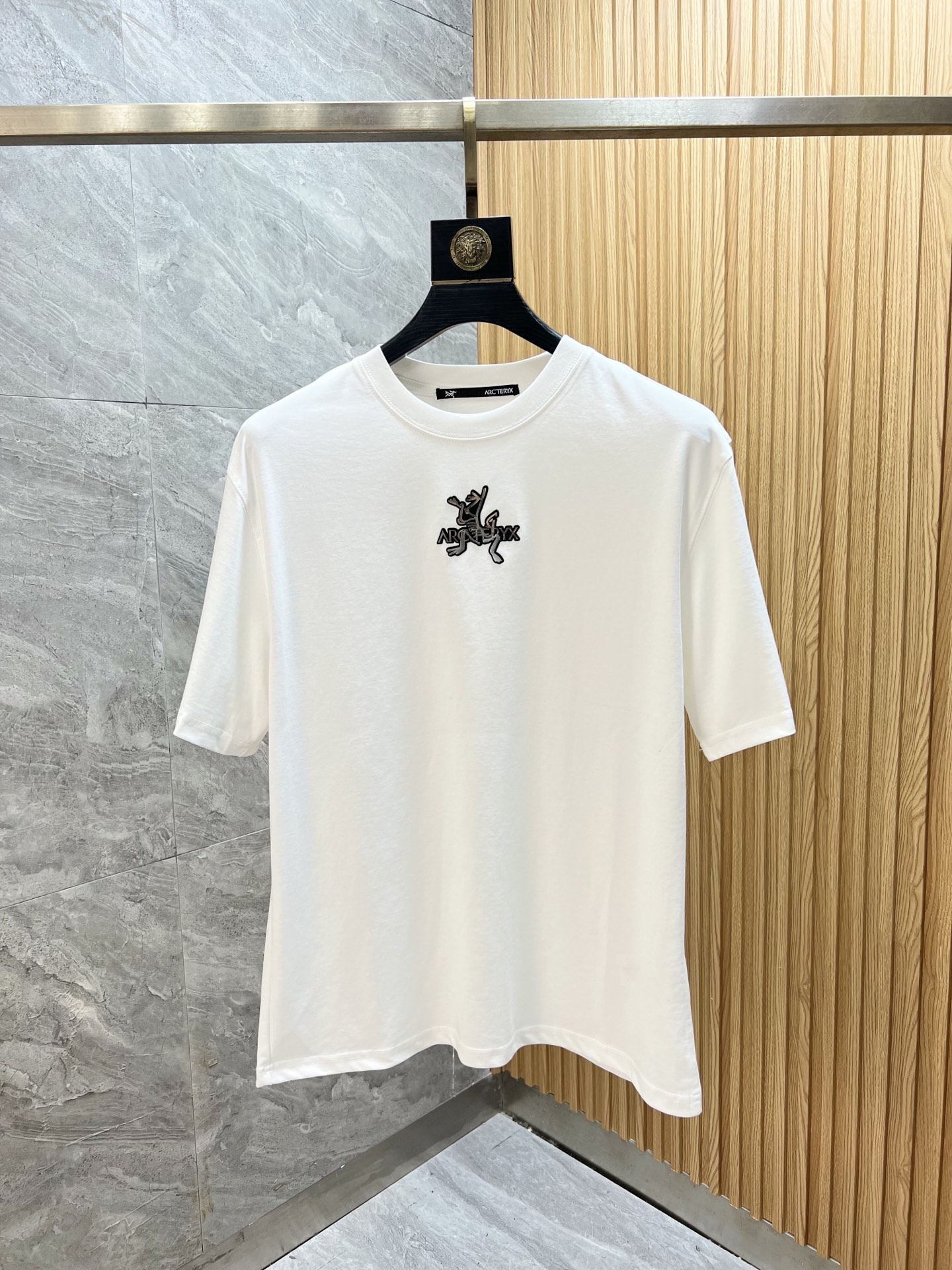 NO:455160,Arc/Architecture Bird New Products for Spring and Summer 2025 are available in new spring and summer. Three-standard mercerized cotton round neck short-sleeved T-shirt. Three-dimensional silicone process on chest. Good products don’t need to be introduced too much. Look at the details. Counter code M-XXXL 175/140 Suggestions L, arc'teryx, T-shirt,tees, t-shirt,alexander wang19860909Arc/始祖鸟 2025年春夏新品上新 三标齐全 丝光棉圆领短袖T恤 胸前立体硅胶工艺 好货不用过多介绍 看细节 专柜码数M-XXXL 175/140建议L,arc'teryx,T-shirt,tees，t-shirt,alexander wang,Men's clothing