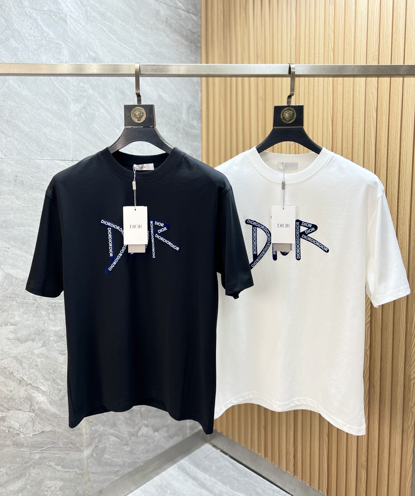 NO:514657,Dior/Dior 2025 new spring and summer products are available in new products, complete three standards, mercerized cotton round neck short-sleeved T-shirt, three-dimensional flocking technology on the chest, no need to introduce the good products too much, look at the details, counter number M-XXXL /140 suggestions L,,dior,dior,T-shirt,tees,t-shirt,alexander wang19860909Dior/迪奥 2025年春夏新品上新 三标齐全 丝光棉圆领短袖T恤 胸前立体植绒工艺 好货不用过多介绍 看细节 专柜码数M-XXXL /140建议L,,dior,dior,T-shirt,tees，t-shirt,alexander wang,Men's clothing