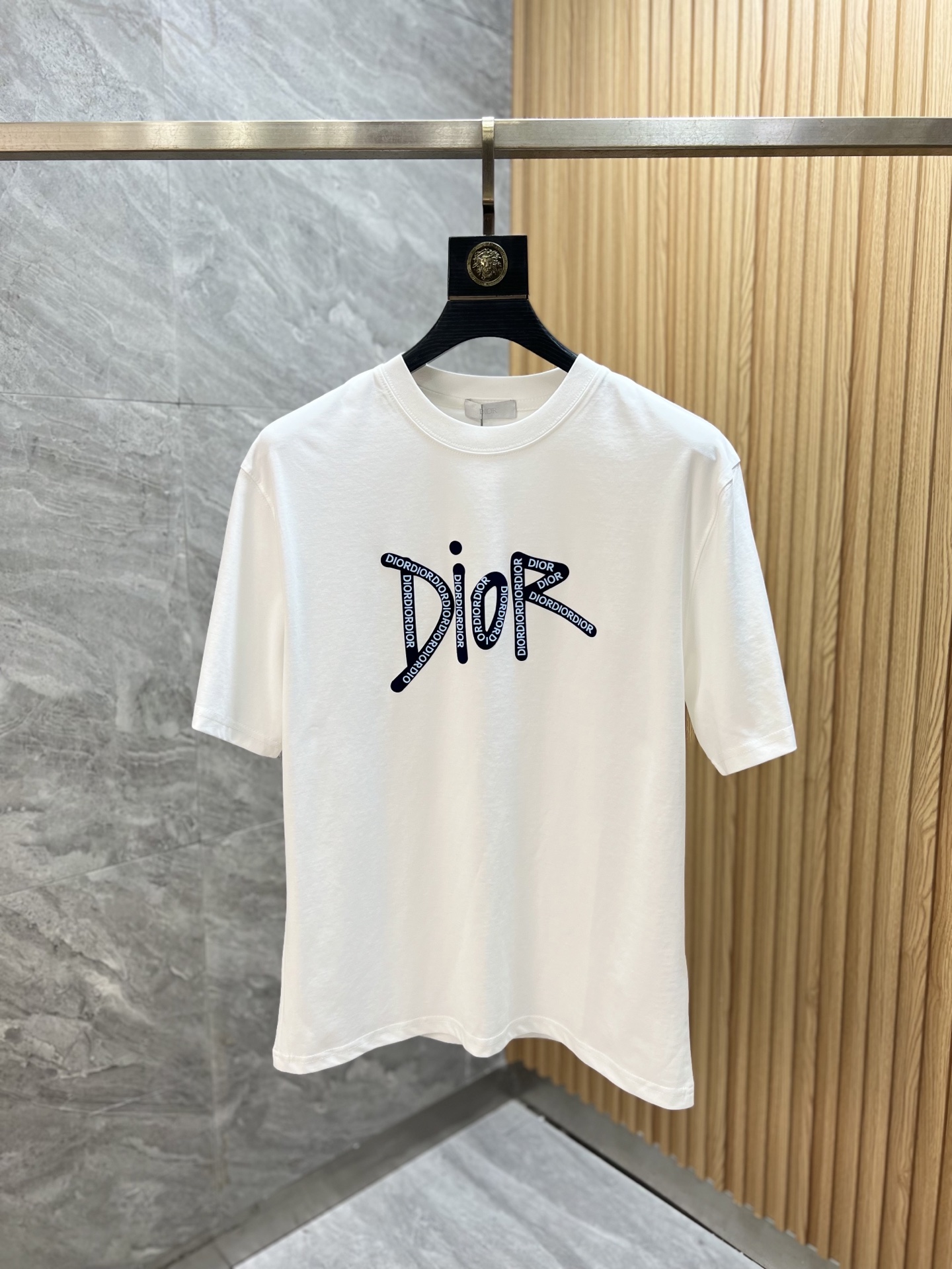 NO:455166,Dior/Dior 2025 new spring and summer products are available in new products, complete three standards, mercerized cotton round neck short-sleeved T-shirt, three-dimensional flocking technology on the chest, no need to introduce the good products too much, look at the details, counter number M-XXXL 175/140 Suggestions L,,dior,dior,T-shirt,tees,t-shirt,alexander wang19860909Dior/迪奥 2025年春夏新品上新 三标齐全 丝光棉圆领短袖T恤 胸前立体植绒工艺 好货不用过多介绍 看细节 专柜码数M-XXXL 175/140建议L,,dior,dior,T-shirt,tees，t-shirt,alexander wang,Men's clothing