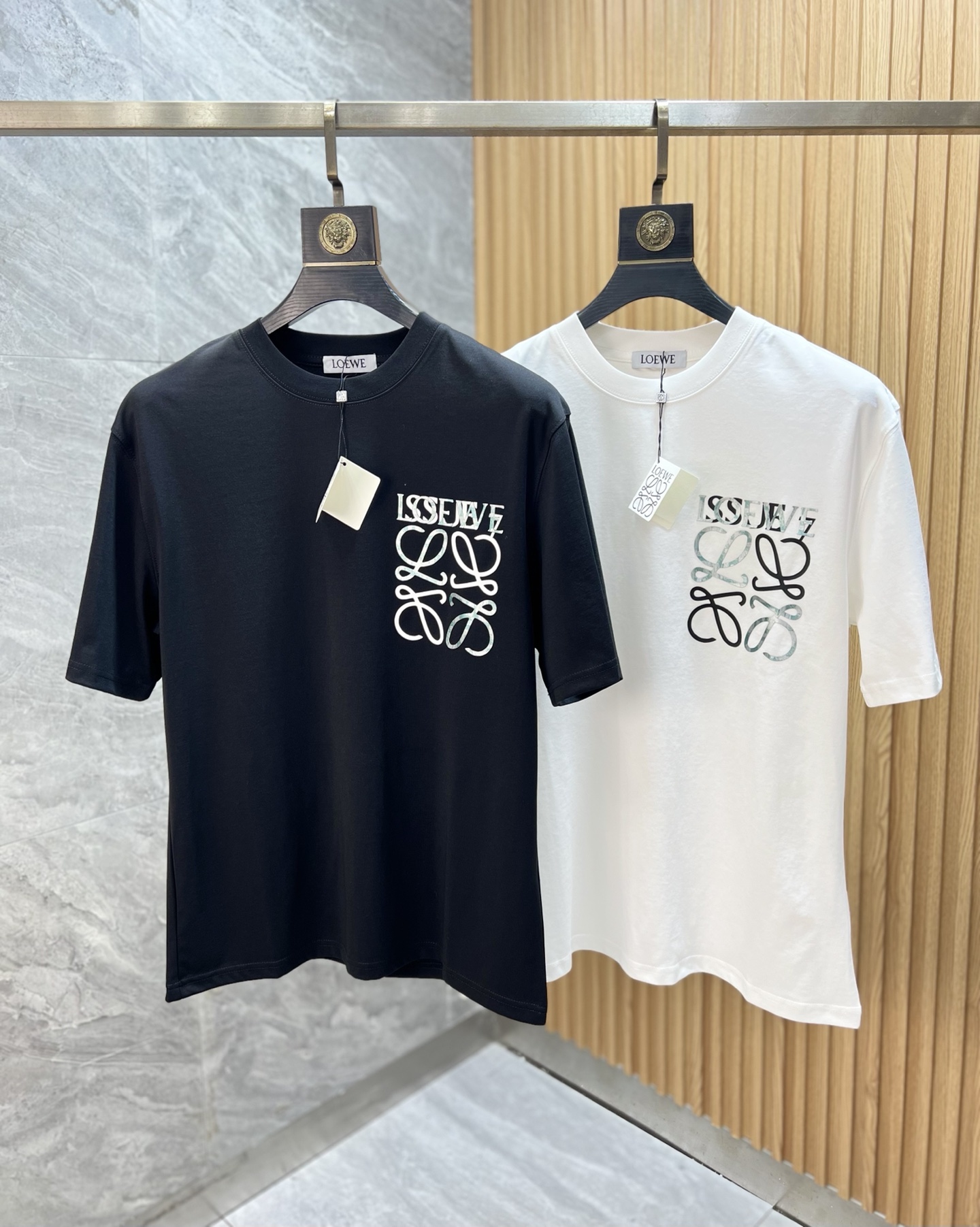 NO:514655,Loewe/Luo Yiwei New products for spring and summer 2025 are available in new products, complete three standards, mercerized cotton round neck short-sleeved T-shirt, three-dimensional glue-dropping technology on the chest, no need to introduce too much good products, look at the details, counter number M-XXXL /140 suggestions L,,loewe,loewe,T-shirt,tees,t-shirt,alexander wang19860909Loewe/罗意威 2025年春夏新品上新 三标齐全 丝光棉圆领短袖T恤 胸前立体滴胶工艺 好货不用过多介绍 看细节 专柜码数M-XXXL /140建议L,,loewe,loewe,T-shirt,tees，t-shirt,alexander wang,Men's clothing