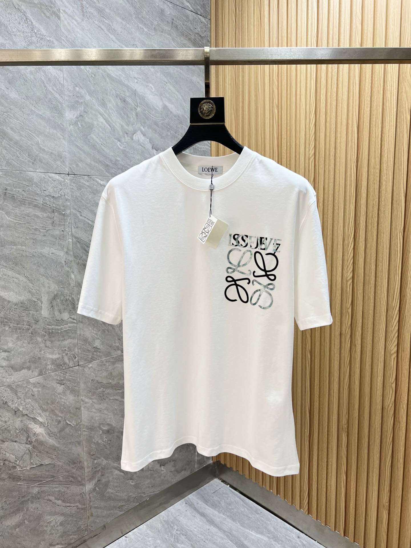 NO:455170,Loewe/Luo Yiwei New products for spring and summer 2025 are available in new products, complete three standards, mercerized cotton round neck short-sleeved T-shirt, three-dimensional glue dripping process on chest, good products do not need to be introduced too much, look at the details, counter number M-XXXL 175/140 Suggestions,,loewe,loewe,T-shirt,tees,t-shirt,alexander wang19860909Loewe/罗意威 2025年春夏新品上新 三标齐全 丝光棉圆领短袖T恤 胸前立体滴胶工艺 好货不用过多介绍 看细节 专柜码数M-XXXL 175/140建议L,,loewe,loewe,T-shirt,tees，t-shirt,alexander wang,Men's clothing