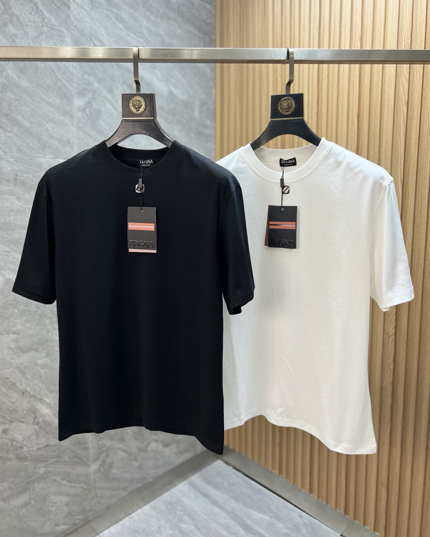 NO:514653,Loewe/Jenia 2025 spring and summer new products are available, three standards are complete, mercerized cotton round neck short-sleeved T-shirt, customized hardware craftsmanship on chest, good products do not need to be introduced too much, look at the details, counter number M-XXXL /140 suggestions L,,loewe,zegna,T-shirt,tees,t-shirt,alexander wang19860909Loewe/杰尼亚 2025年春夏新品上新 三标齐全 丝光棉圆领短袖T恤 胸前定制五金工艺 好货不用过多介绍 看细节 专柜码数M-XXXL /140建议L,,loewe,zegna,T-shirt,tees，t-shirt,alexander wang,Men's clothing