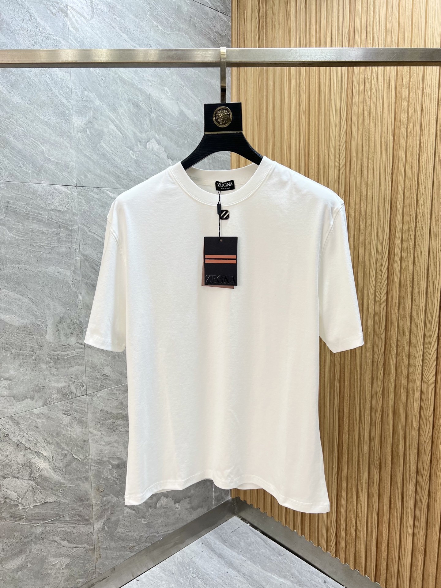 NO:455175,Loewe/Jenia 2025 spring and summer new products are available, three standards are complete, mercerized cotton round neck short-sleeved T-shirt, customized hardware craftsmanship on chest, good products do not need to be introduced too much, look at the details, counter number M-XXXL 175/140 Suggestions,,loewe,zegna,T-shirt,tees,t-shirt,alexander wang19860909Loewe/杰尼亚 2025年春夏新品上新 三标齐全 丝光棉圆领短袖T恤 胸前定制五金工艺 好货不用过多介绍 看细节 专柜码数M-XXXL 175/140建议L,,loewe,zegna,T-shirt,tees，t-shirt,alexander wang,Men's clothing