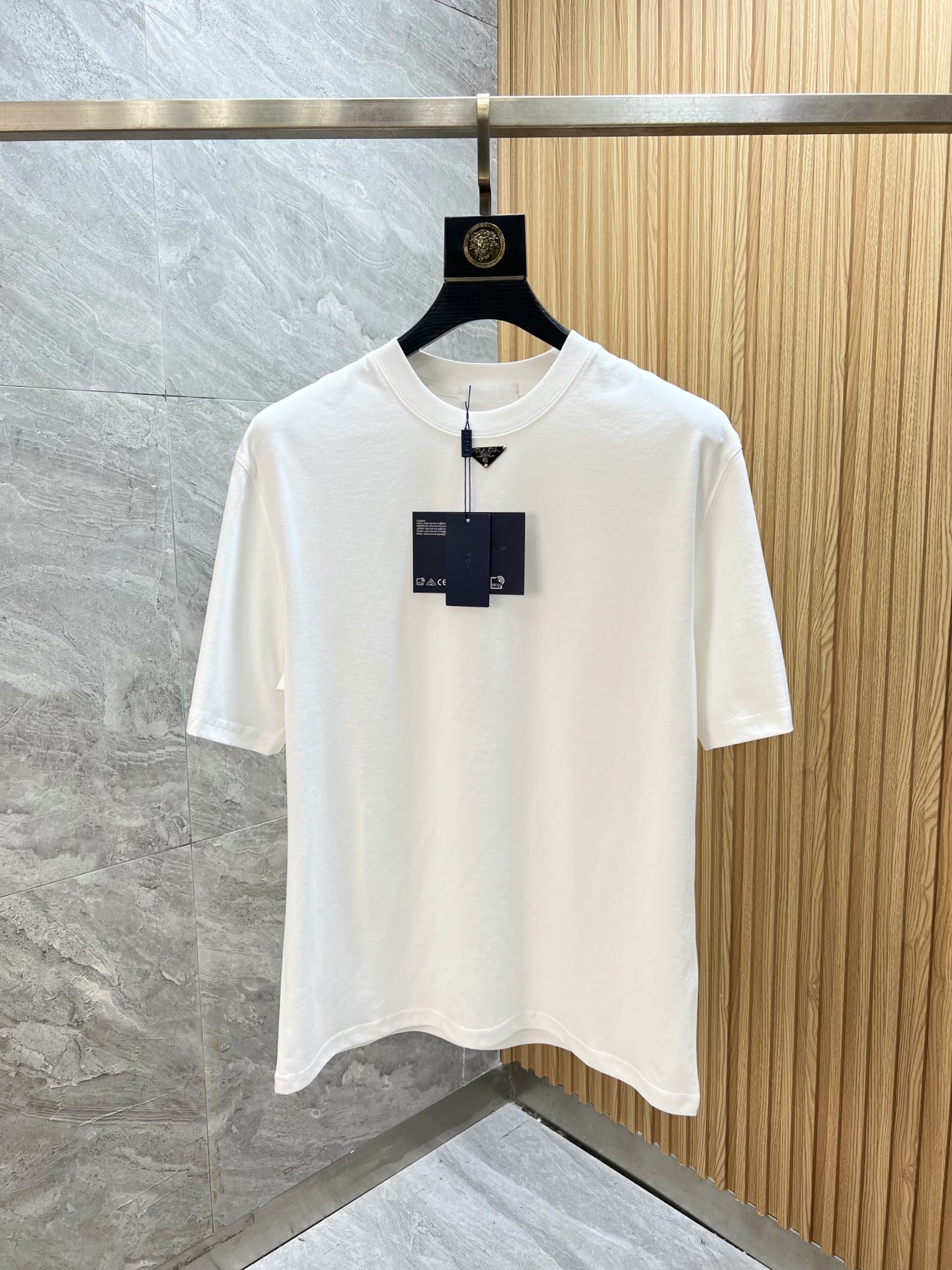 NO:455181,Prada/Prada New products for spring and summer 2025 are available in new products, complete three standards, mercerized cotton round neck short-sleeved T-shirt, customized hardware craftsmanship on chest, good products do not need to be introduced too much, look at the details, counter number M-XXXL 175/140 Suggestions,,prada,prada,T-shirt,tees,t-shirt,alexander wang19860909Prada/普拉达 2025年春夏新品上新 三标齐全 丝光棉圆领短袖T恤 胸前定制五金工艺 好货不用过多介绍 看细节 专柜码数M-XXXL 175/140建议L,,prada,prada,T-shirt,tees，t-shirt,alexander wang,Men's clothing