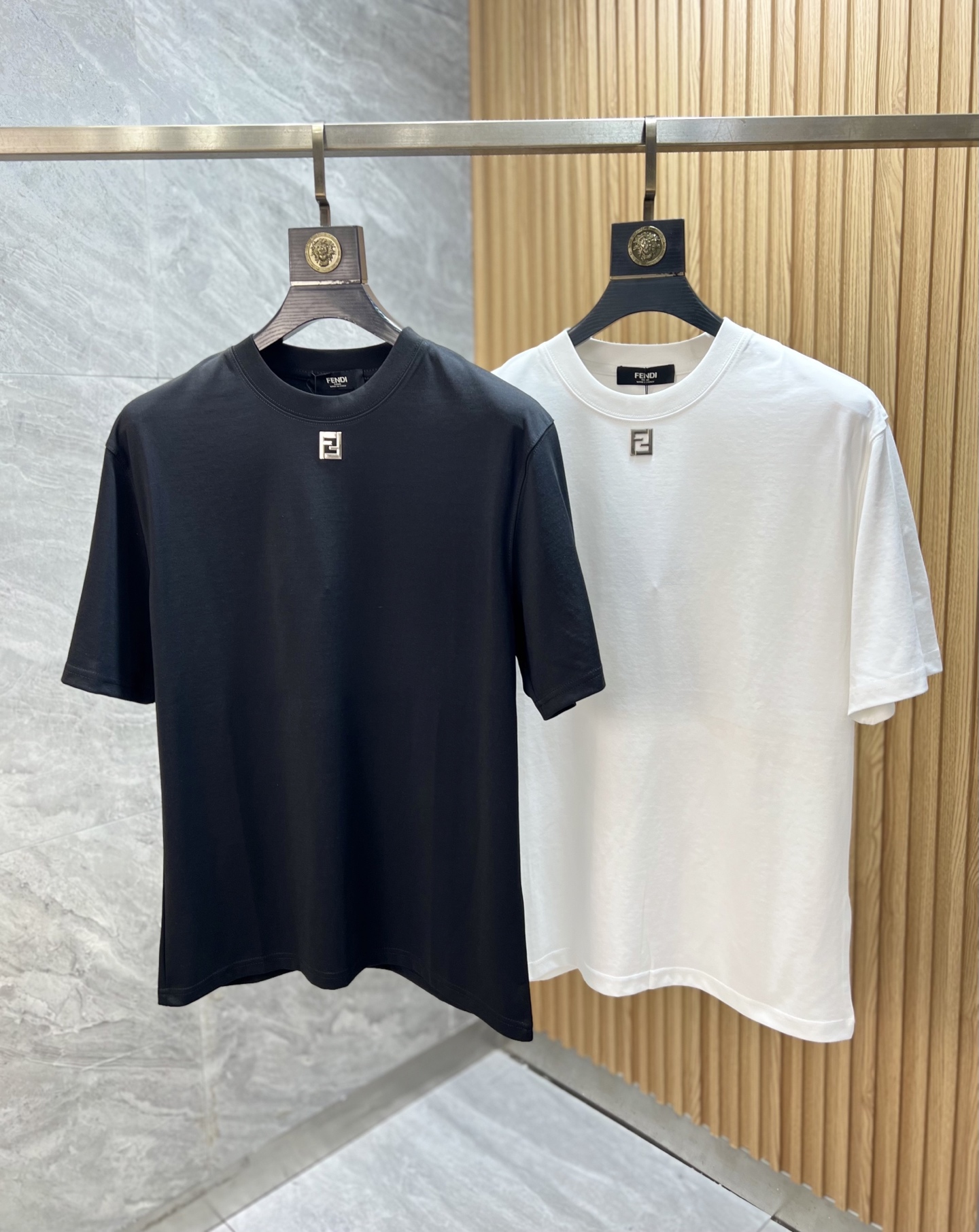 NO:514648,Fendi/Fendi 2025 new spring and summer products are available in new products, complete three standards, mercerized cotton round neck short-sleeved T-shirt, customized hardware craftsmanship on chest, good products do not need to be introduced too much, look at the details, counter number M-XXXL /140 suggestions L,,fendi,fendi,T-shirt,tees,t-shirt,alexander wang19860909Fendi/芬迪 2025年春夏新品上新 三标齐全 丝光棉圆领短袖T恤 胸前定制五金工艺 好货不用过多介绍 看细节 专柜码数M-XXXL /140建议L,,fendi,fendi,T-shirt,tees，t-shirt,alexander wang,Men's clothing