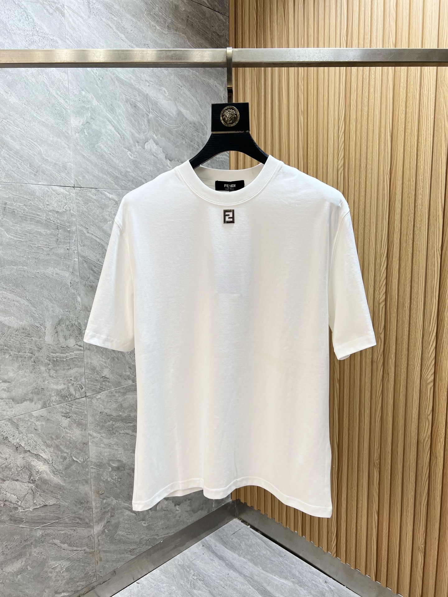 NO:455188,Fendi/Fendi 2025 new spring and summer products are available in new products, complete three standards, mercerized cotton round neck short-sleeved T-shirt, customized hardware craftsmanship on chest, good products do not need to be introduced too much, look at the details, counter number M-XXXL 175/140 Suggestions, L, fendi, fendi, T-shirt, tees, t-shirt, alexander wang19860909Fendi/芬迪 2025年春夏新品上新 三标齐全 丝光棉圆领短袖T恤 胸前定制五金工艺 好货不用过多介绍 看细节 专柜码数M-XXXL 175/140建议L,,fendi,fendi,T-shirt,tees，t-shirt,alexander wang,Men's clothing