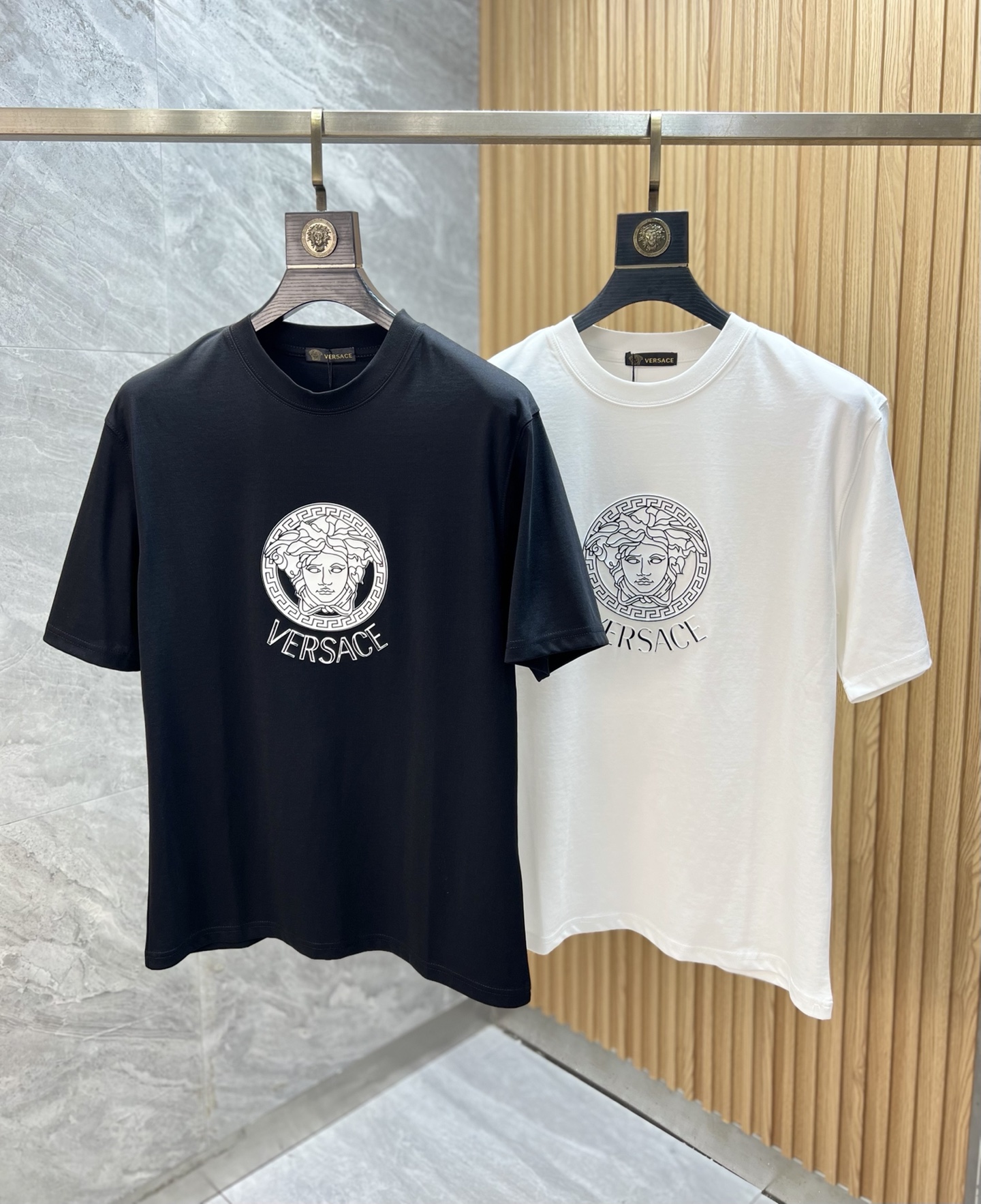 NO:514645,Versace/Versace 2025 new spring and summer new products are available, complete three standards, mercerized cotton round neck short-sleeved T-shirt, thick version of the chest silicone process, good products do not need to be introduced too much, look at the details, counter number M-XXXL /140 suggestions L, versace, versace, T-shirt,tees, t-shirt,alexander wang19860909Versace/范思哲 2025年春夏新品上新 三标齐全 丝光棉圆领短袖T恤 胸前厚版硅胶工艺 好货不用过多介绍 看细节 专柜码数M-XXXL /140建议L,,versace,versace,T-shirt,tees，t-shirt,alexander wang,Men's clothing