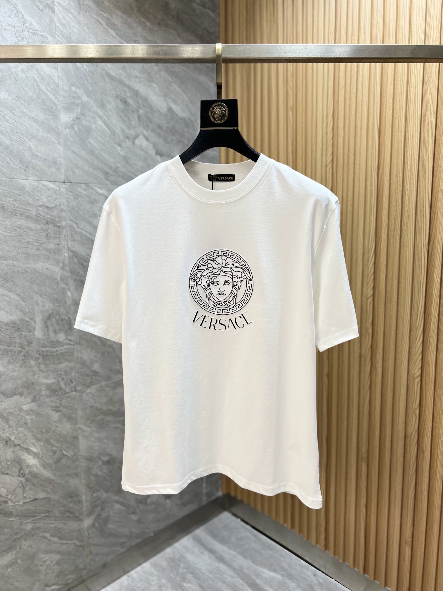 NO:455194,Versace/Versace 2025 new spring and summer new products are available, complete three standards, mercerized cotton round neck short-sleeved T-shirt, thick version of silicone craftsmanship on chest, no need to introduce too much good products, look at the details, counter number M-XXXL 175/140 Suggestions, L, versace, versace, T-shirt, tees, t-shirt, alexander wang19860909Versace/范思哲 2025年春夏新品上新 三标齐全 丝光棉圆领短袖T恤 胸前厚版硅胶工艺 好货不用过多介绍 看细节 专柜码数M-XXXL 175/140建议L,,versace,versace,T-shirt,tees，t-shirt,alexander wang,Men's clothing