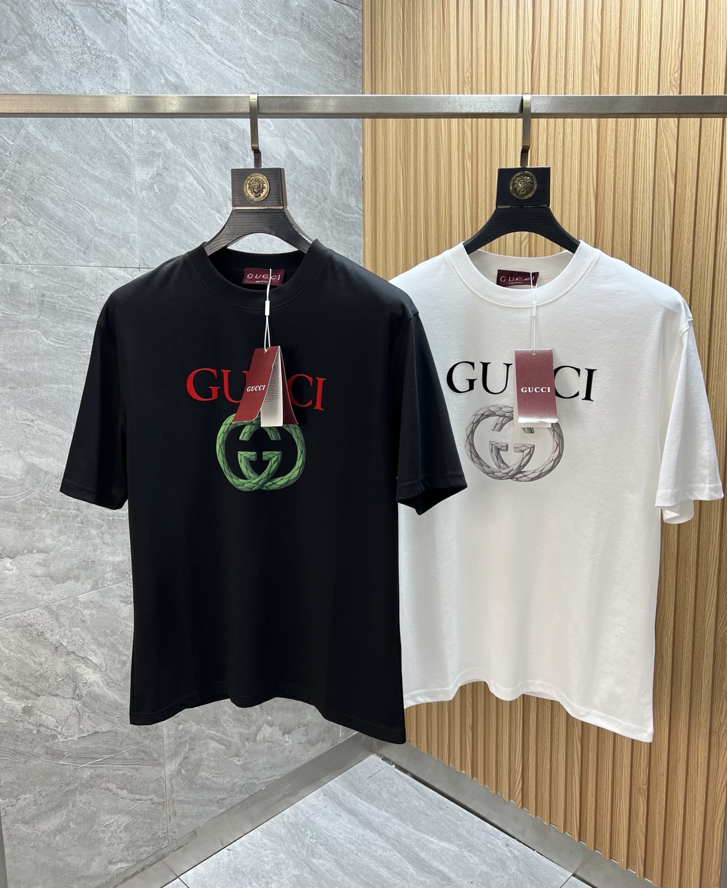 NO:514642,Gucci/Gucci New products for spring and summer 2025 are available in new products, complete three standards, mercerized cotton round neck short-sleeved T-shirt, chest printing and flocking process, good products do not need to be introduced too much, look at the details, counter number M-XXXL /140 suggestions L,,gucci, T-shirt,tees, t-shirt,alexander wang19860909Gucci/古奇 2025年春夏新品上新 三标齐全 丝光棉圆领短袖T恤 胸前印花植绒工艺 好货不用过多介绍 看细节 专柜码数M-XXXL /140建议L,,gucci,T-shirt,tees，t-shirt,alexander wang,Men's clothing