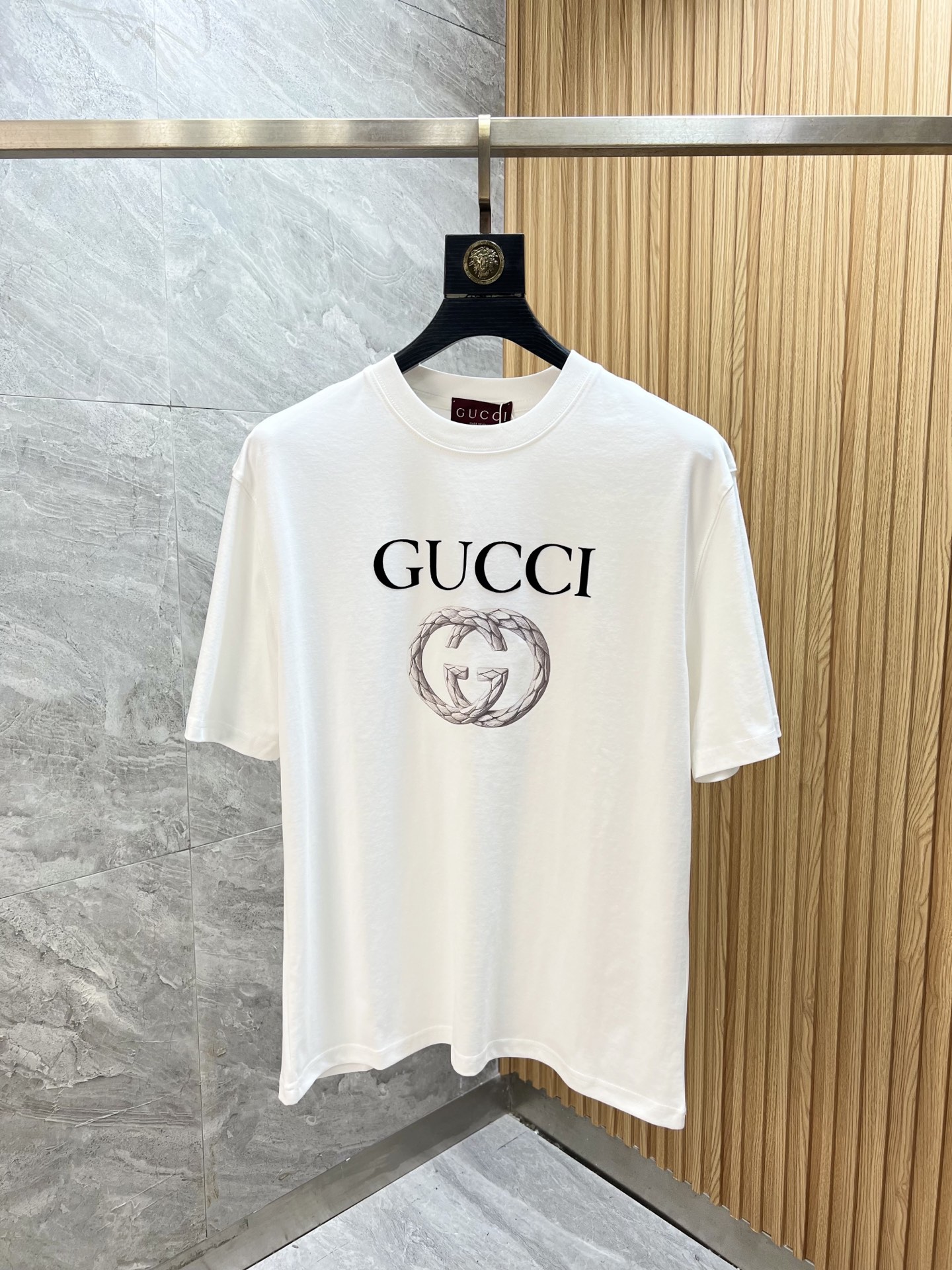NO:455200,Gucci/Gucci New products for spring and summer 2025 are available in new products, complete three standards, mercerized cotton round neck short-sleeved T-shirt, chest printing flocking process, good products do not need to be introduced too much, look at the details, counter number M-XXXL 175/140 Suggestions, gucci, T-shirt,tees, t-shirt,alexander wang19860909Gucci/古奇 2025年春夏新品上新 三标齐全 丝光棉圆领短袖T恤 胸前印花植绒工艺 好货不用过多介绍 看细节 专柜码数M-XXXL 175/140建议L,,gucci,T-shirt,tees，t-shirt,alexander wang,Men's clothing