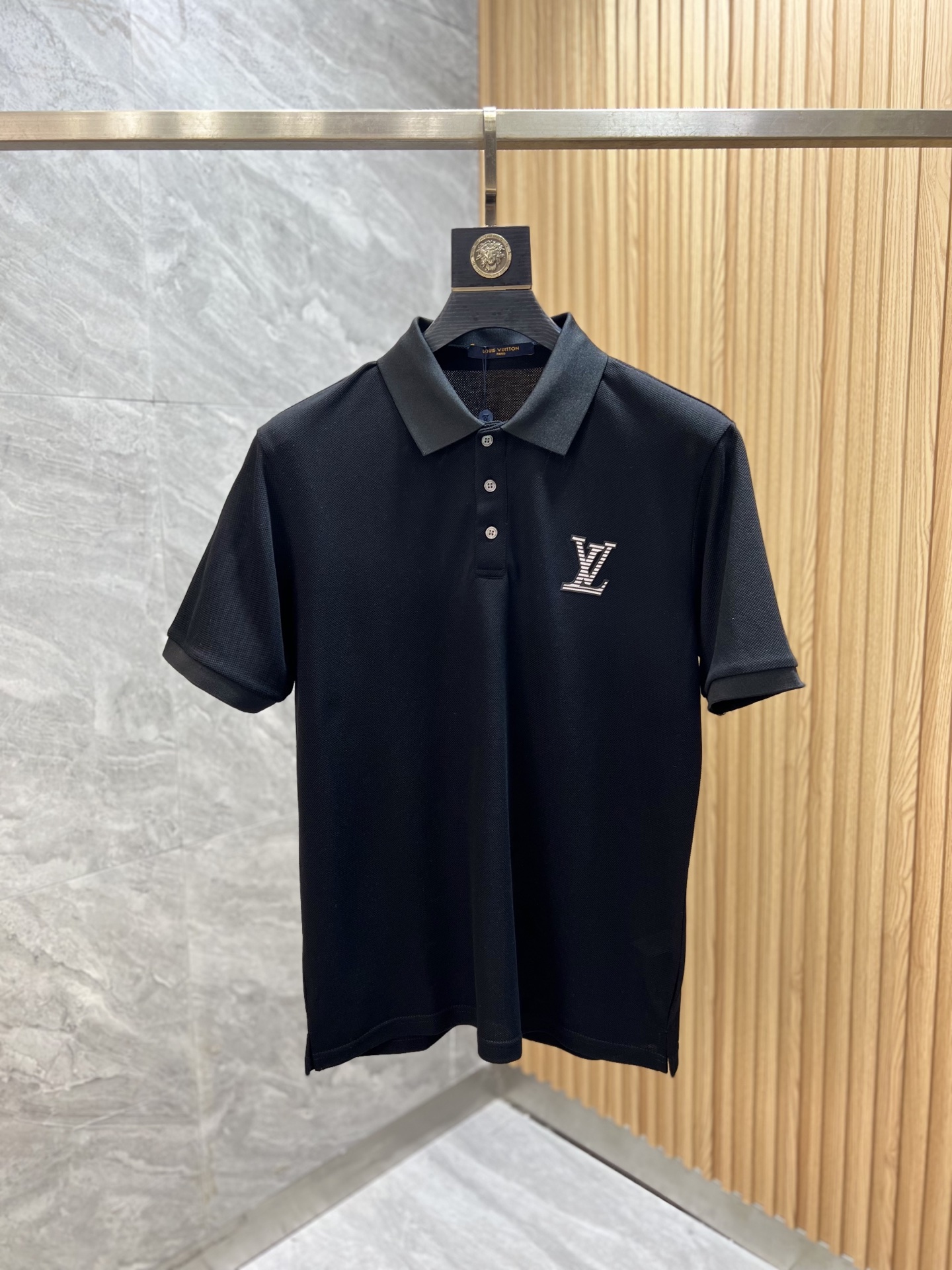 Polo Louis Vuitton Noir à Manches Courtes avec Logo Discret