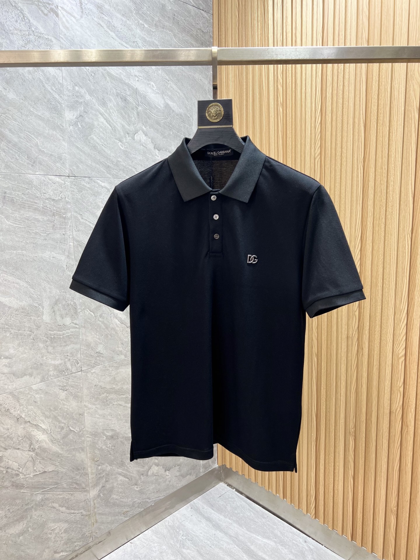 NO:906259,DG/Dolce & Gabbana 2026 spring and summer new products, complete with three labels, lapel short-sleeved POLO shirt, good product, no need to introduce too much, look at the details, counter size M-XXXL 175/140, recommended L,, Dolce&Gabbana, T-shirt,19860909DG/杜嘉班纳 2026年春夏新品上新 三标齐全 翻领短袖POLO衫 好货不用过多介绍 看细节 专柜码数M-XXXL 175/140建议L,,Dolce&Gabbana,T-shirt,,Men's clothing