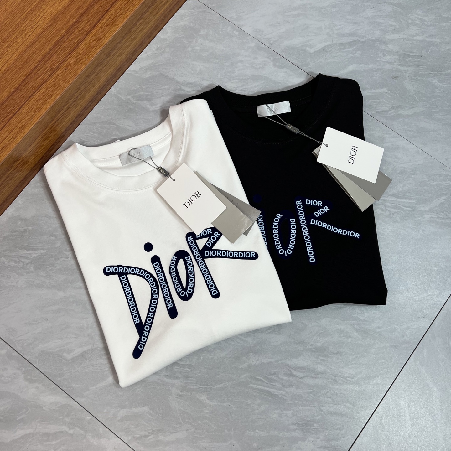 NO:459297,Dior/Dior 2025 new spring and summer products are available in new products, complete three standards, mercerized cotton round neck short-sleeved T-shirt, three-dimensional flocking technology on the chest, no need to introduce the good products too much, look at the details, counter number M-XXXL 175/140 Suggestions L,,dior,dior,T-shirt,tees,t-shirt,alexander wang19860909Dior/迪奥 2025年春夏新品上新 三标齐全 丝光棉圆领短袖T恤 胸前立体植绒工艺 好货不用过多介绍 看细节 专柜码数M-XXXL 175/140建议L,,dior,dior,T-shirt,tees，t-shirt,alexander wang,Men's clothing