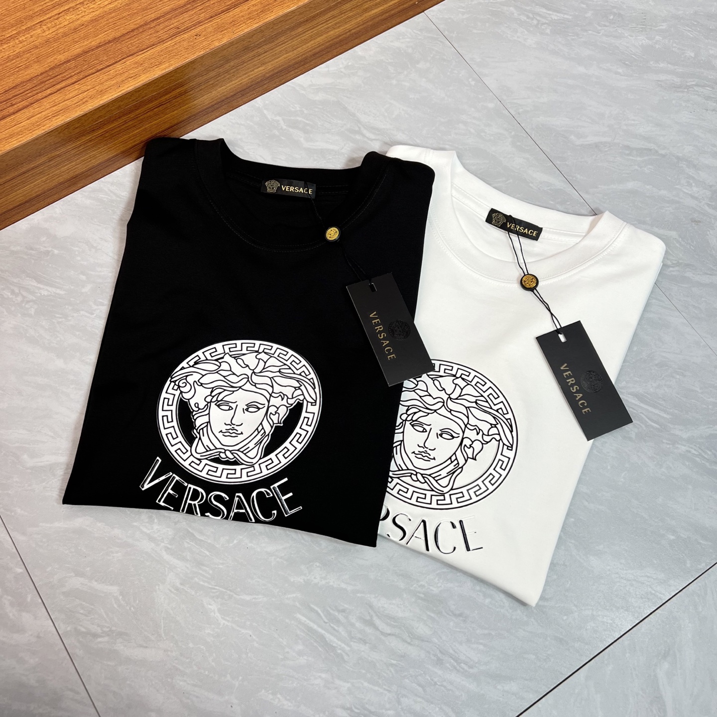 NO:459318,Versace/Versace 2025 new spring and summer new products are available, complete three standards, mercerized cotton round neck short-sleeved T-shirt, three-dimensional silicone process on chest, good products do not need to be introduced too much, look at the details, counter number M-XXXL 175/140 Suggestions, L, versace, versace, T-shirt, tees, t-shirt, alexander wang19860909Versace/范思哲 2025年春夏新品上新 三标齐全 丝光棉圆领短袖T恤 胸前立体硅胶工艺 好货不用过多介绍 看细节 专柜码数M-XXXL 175/140建议L,,versace,versace,T-shirt,tees，t-shirt,alexander wang,Men's clothing