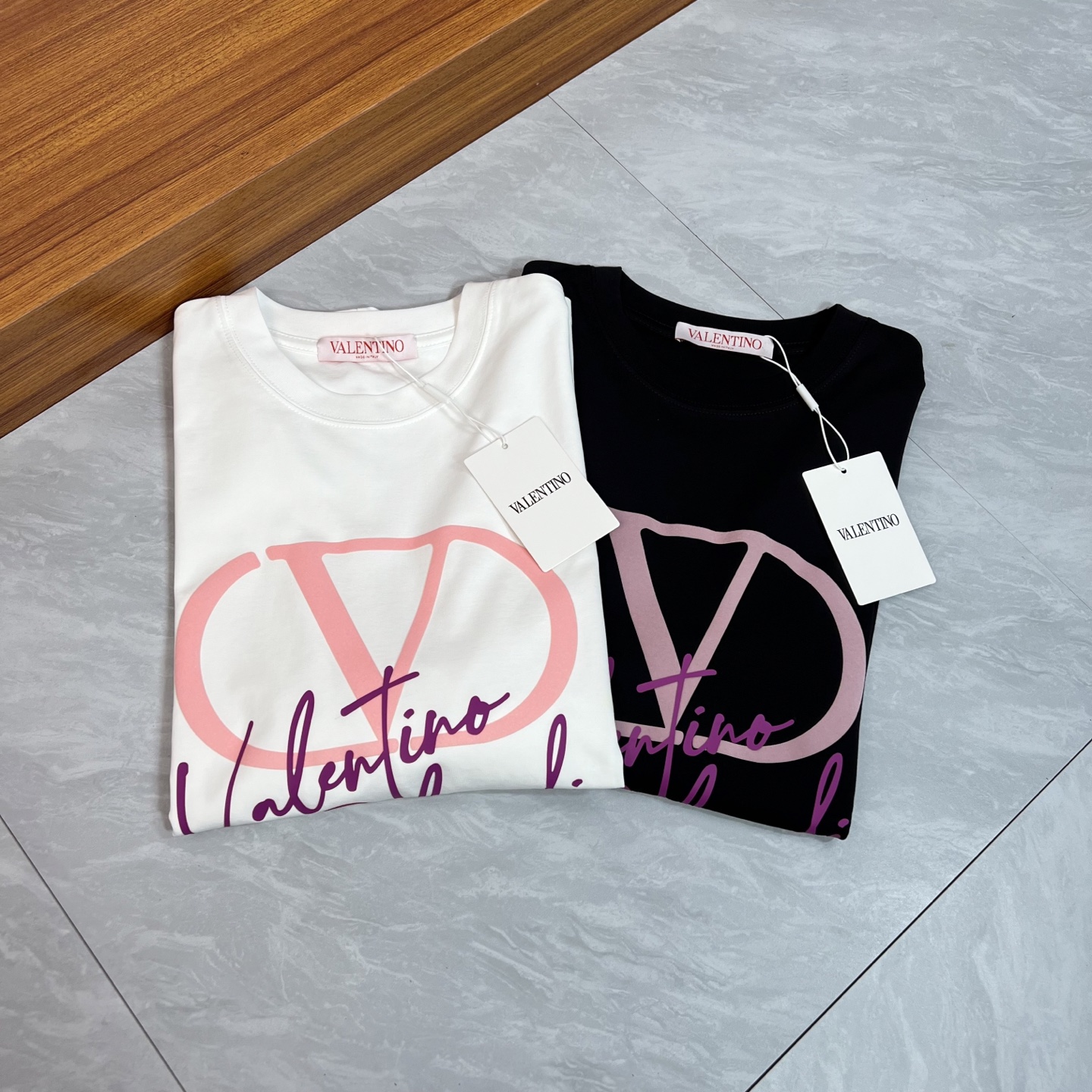 NO:459334,VATN/Valentino 2025 new spring and summer products are available in new products, complete three standards, mercerized cotton round neck short-sleeved T-shirt, three-dimensional flocking technology on the chest, no need to introduce the good products too much, look at the details, counter number M-XXXL 175/140 Suggestions, L, valentino, T-shirt, tees, t-shirt, alexander wang19860909VATN/华伦天奴 2025年春夏新品上新 三标齐全 丝光棉圆领短袖T恤 胸前立体植绒工艺 好货不用过多介绍 看细节 专柜码数M-XXXL 175/140建议L,,valentino,T-shirt,tees，t-shirt,alexander wang,Men's clothing