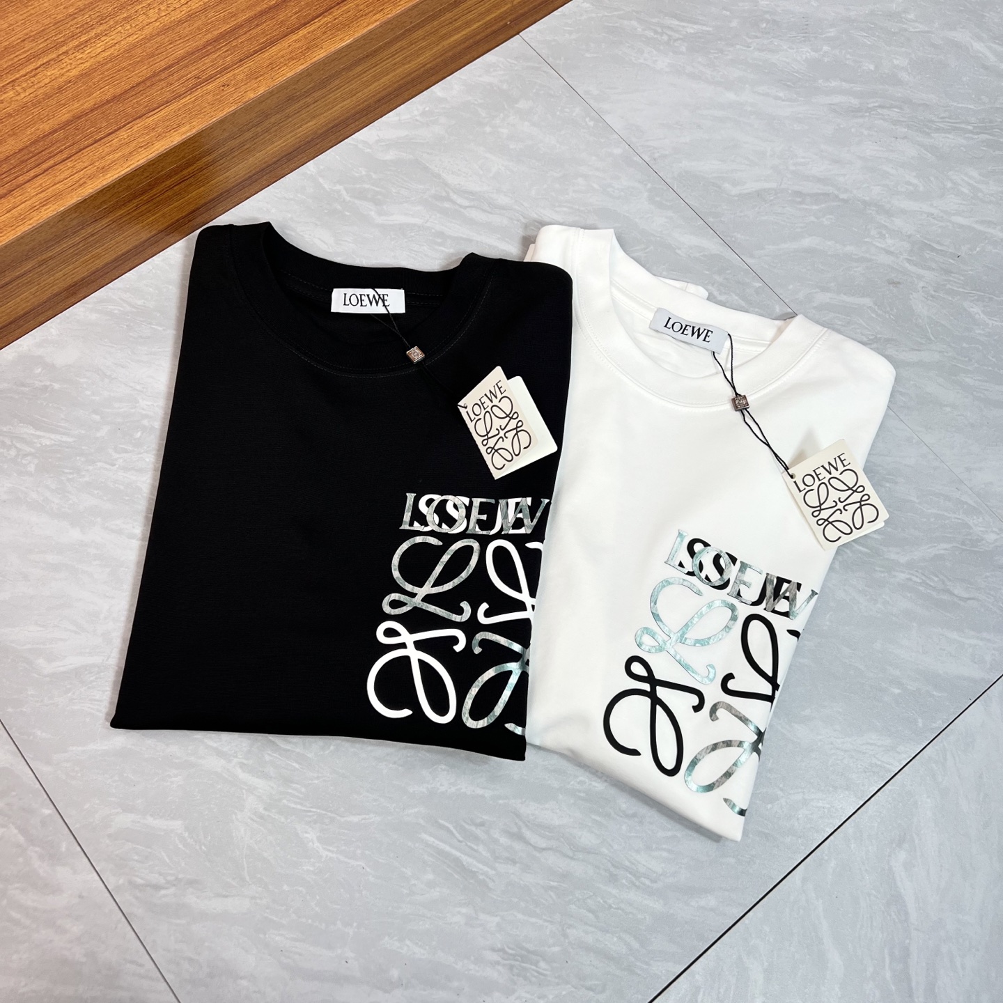 NO:459327,Loewe/Luo Yiwei New products for spring and summer 2025 are available in new products, complete three standards, mercerized cotton round neck short-sleeved T-shirt, three-dimensional silicone process on chest, good products do not need to be introduced too much, look at the details, counter number M-XXXL 175/140 Suggestions,,loewe,loewe,T-shirt,tees,t-shirt,alexander wang19860909Loewe/罗意威 2025年春夏新品上新 三标齐全 丝光棉圆领短袖T恤 胸前立体硅胶工艺 好货不用过多介绍 看细节 专柜码数M-XXXL 175/140建议L,,loewe,loewe,T-shirt,tees，t-shirt,alexander wang,Men's clothing