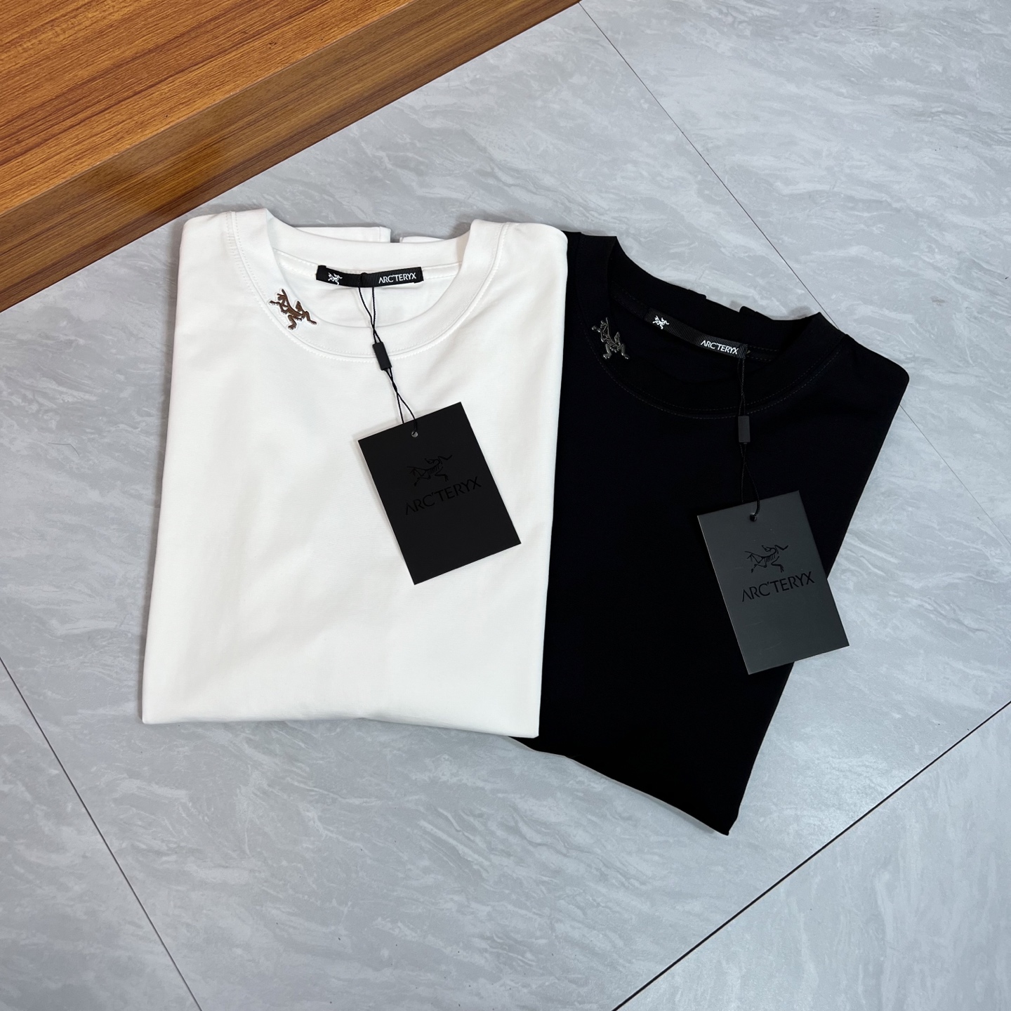 NO:459341,Arc/Architecture Bird New products for spring and summer 2025 are available in new products, complete three standards, mercerized cotton round neck short-sleeved T-shirt, customized hardware craftsmanship on chest, good products do not need to be introduced too much, look at the details, counter number M-XXXL 175/140 Suggestions, arc'teryx, T-shirt,tees, t-shirt,alexander wang19860909Arc/始祖鸟 2025年春夏新品上新 三标齐全 丝光棉圆领短袖T恤 胸前定制五金工艺 好货不用过多介绍 看细节 专柜码数M-XXXL 175/140建议L,arc'teryx,T-shirt,tees，t-shirt,alexander wang,Men's clothing