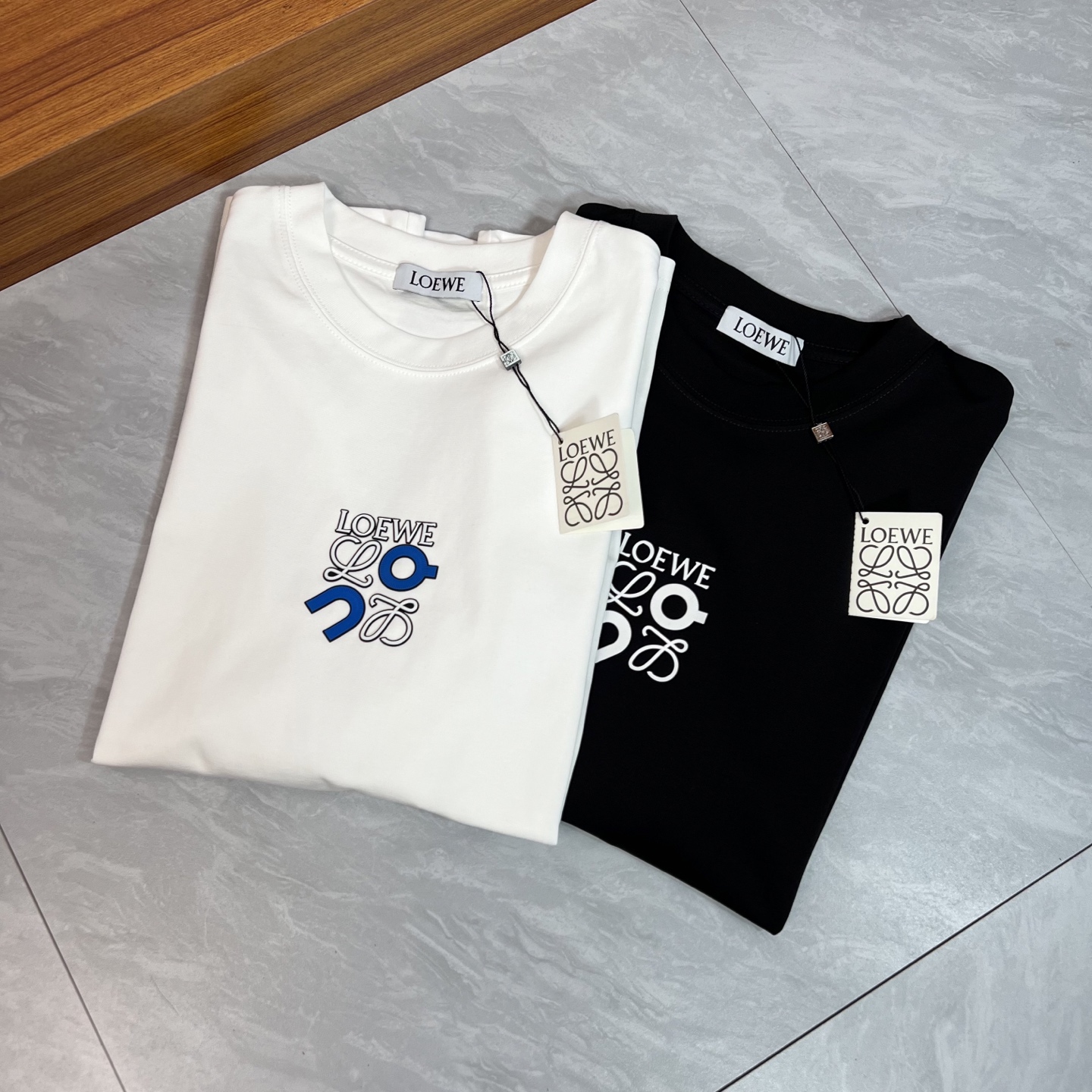 NO:459357,Loewe/Luo Yiwei New products for spring and summer 2025 are available in new products, complete three standards, mercerized cotton round neck short-sleeved T-shirt, three-dimensional silicone process on chest, good products do not need to be introduced too much, look at the details, counter number M-XXXL 175/140 Suggestions,,loewe,loewe,T-shirt,tees,t-shirt,alexander wang19860909Loewe/罗意威 2025年春夏新品上新 三标齐全 丝光棉圆领短袖T恤 胸前立体硅胶工艺 好货不用过多介绍 看细节 专柜码数M-XXXL 175/140建议L,,loewe,loewe,T-shirt,tees，t-shirt,alexander wang,Men's clothing