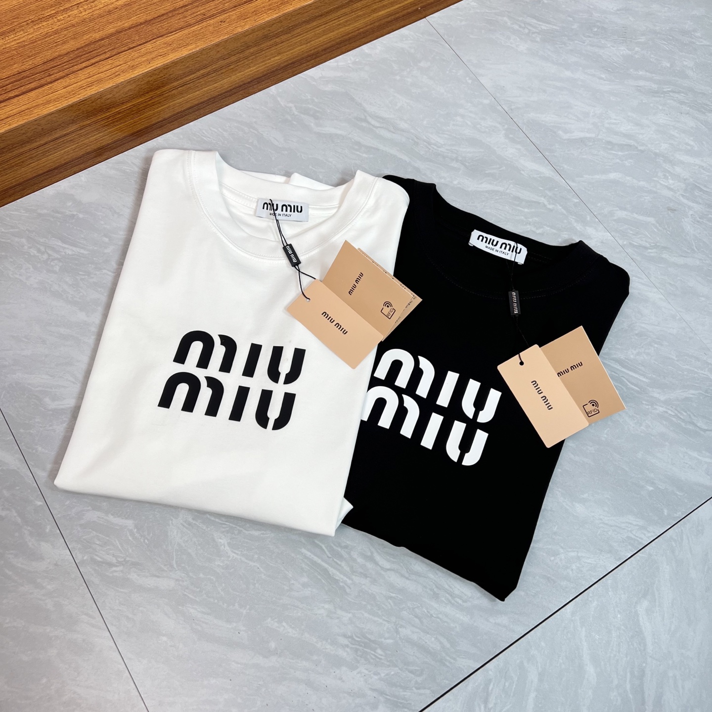NO:459365,MiuMiu 2025 new spring and summer products are available, complete three standards, mercerized cotton round neck short-sleeved T-shirt, three-dimensional silicone process on chest, good products do not need to be introduced too much, look at the details, counter number M-XXXL 175/140 Suggestions,,miumiu,T-shirt,tees,t-shirt,alexander wang19860909MiuMiu 2025年春夏新品上新 三标齐全 丝光棉圆领短袖T恤 胸前立体硅胶工艺 好货不用过多介绍 看细节 专柜码数M-XXXL 175/140建议L,,miumiu,T-shirt,tees，t-shirt,alexander wang,Men's clothing