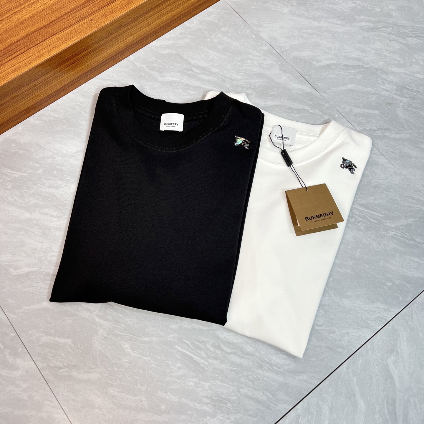 NO:459304,Burberry/Burberry New products for spring and summer 2025 are available in new products, complete three standards, mercerized cotton round neck short-sleeved T-shirt, custom-made chest craftsmanship, no need to introduce too much good products, look at the details, counter number M-XXXL 175/140 Suggestions, L, burberry, burberry, T-shirt, tees, t-shirt, alexander wang19860909Burberry/巴宝莉 2025年春夏新品上新 三标齐全 丝光棉圆领短袖T恤 胸前定制工艺 好货不用过多介绍 看细节 专柜码数M-XXXL 175/140建议L,,burberry,burberry,T-shirt,tees，t-shirt,alexander wang,Men's clothing