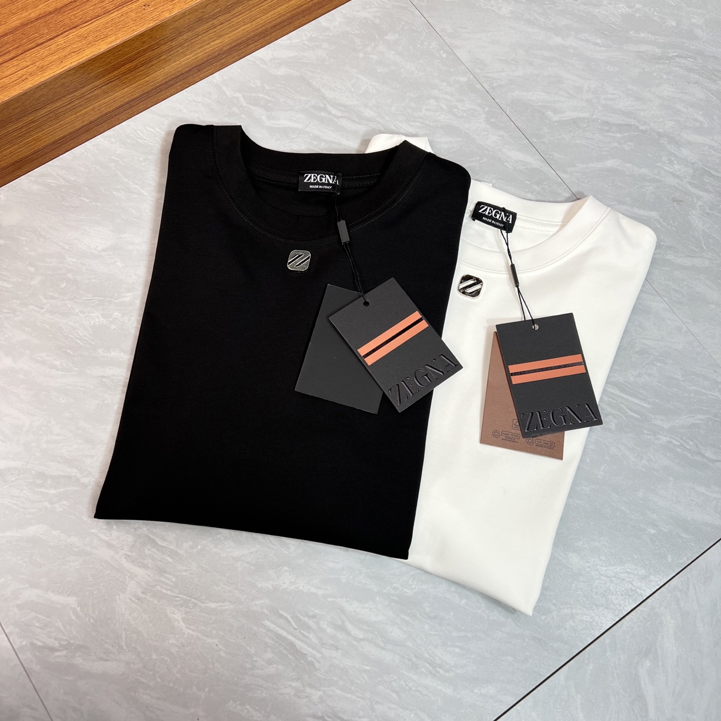 NO:459312,zZEGNA/Jenia 2025 new spring and summer new products are available, three standards are complete, mercerized cotton round neck short-sleeved T-shirt, customized hardware craftsmanship on chest, good products do not need to be introduced too much, look at the details, counter number M-XXXL 175/140 Suggestions,,zegna,T-shirt,tees,t-shirt,alexander wang19860909zZEGNA/杰尼亚 2025年春夏新品上新 三标齐全 丝光棉圆领短袖T恤 胸前定制五金工艺 好货不用过多介绍 看细节 专柜码数M-XXXL 175/140建议L,,zegna,T-shirt,tees，t-shirt,alexander wang,Men's clothing