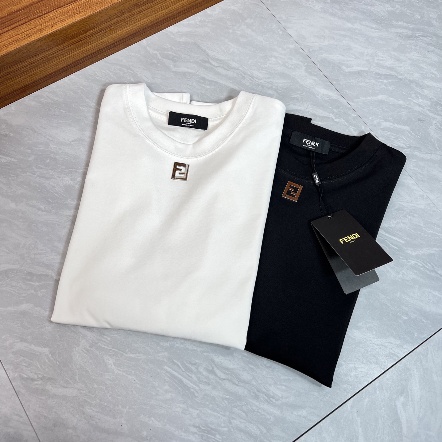 NO:459329,Fendi/Fendi 2025 new spring and summer products are available in new products, complete three standards, mercerized cotton round neck short-sleeved T-shirt, customized hardware craftsmanship on chest, good products do not need to be introduced too much, look at the details, counter number M-XXXL 175/140 Suggestions, L, fendi, fendi, T-shirt, tees, t-shirt, alexander wang19860909Fendi/芬迪 2025年春夏新品上新 三标齐全 丝光棉圆领短袖T恤 胸前定制五金工艺 好货不用过多介绍 看细节 专柜码数M-XXXL 175/140建议L,,fendi,fendi,T-shirt,tees，t-shirt,alexander wang,Men's clothing