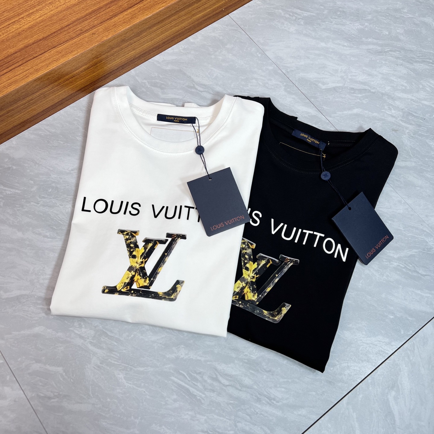 NO:459336,LV/Louis Vuitton 2025 new spring and summer products are available in new products, complete three standards, mercerized cotton round neck short-sleeved T-shirt, three-dimensional offset printing technology on chest, no need to introduce too much good products, look at the details, counter number M-XXXL 175/140 Suggestions,,louis vuitton,louis vuitton,T-shirt,tees,t-shirt,alexander wang19860909LV/路易威登 2025年春夏新品上新 三标齐全 丝光棉圆领短袖T恤 胸前立体滴胶印花工艺 好货不用过多介绍 看细节 专柜码数M-XXXL 175/140建议L,,louis vuitton,louis vuitton,T-shirt,tees，t-shirt,alexander wang,Men's clothing