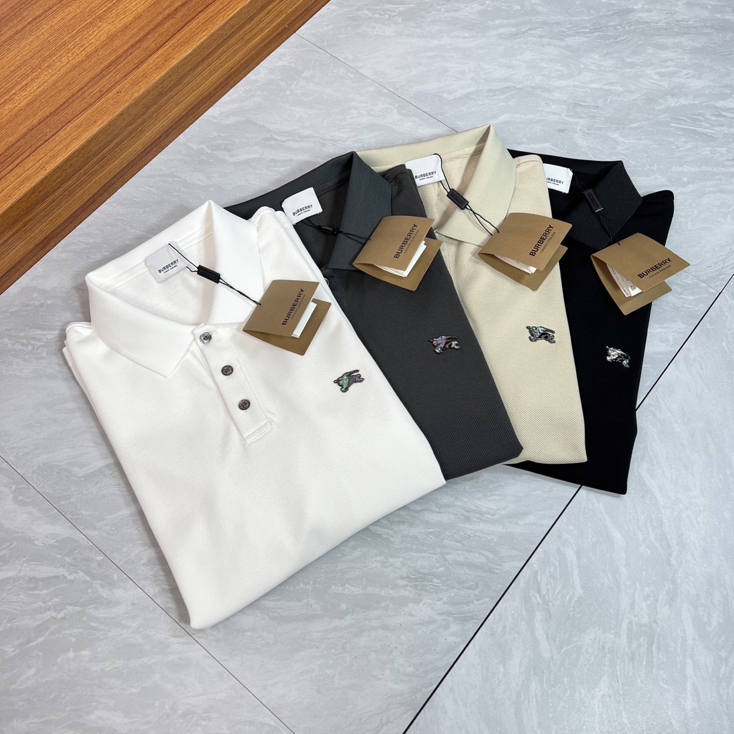 NO:459322,Burberry/Burberry New products for spring and summer 2025 are available in new products, complete three standards, lapel short-sleeved POLO shirt, good products do not need to be introduced too much, look at the details, counter number M-XXXL 175/140 Suggestions, L, burberry, burberry, T-shirt, alexander wang19860909Burberry/巴宝莉 2025年春夏新品上新 三标齐全 翻领短袖POLO衫 好货不用过多介绍 看细节 专柜码数M-XXXL 175/140建议L,,burberry,burberry,T-shirt,alexander wang,Men's clothing
