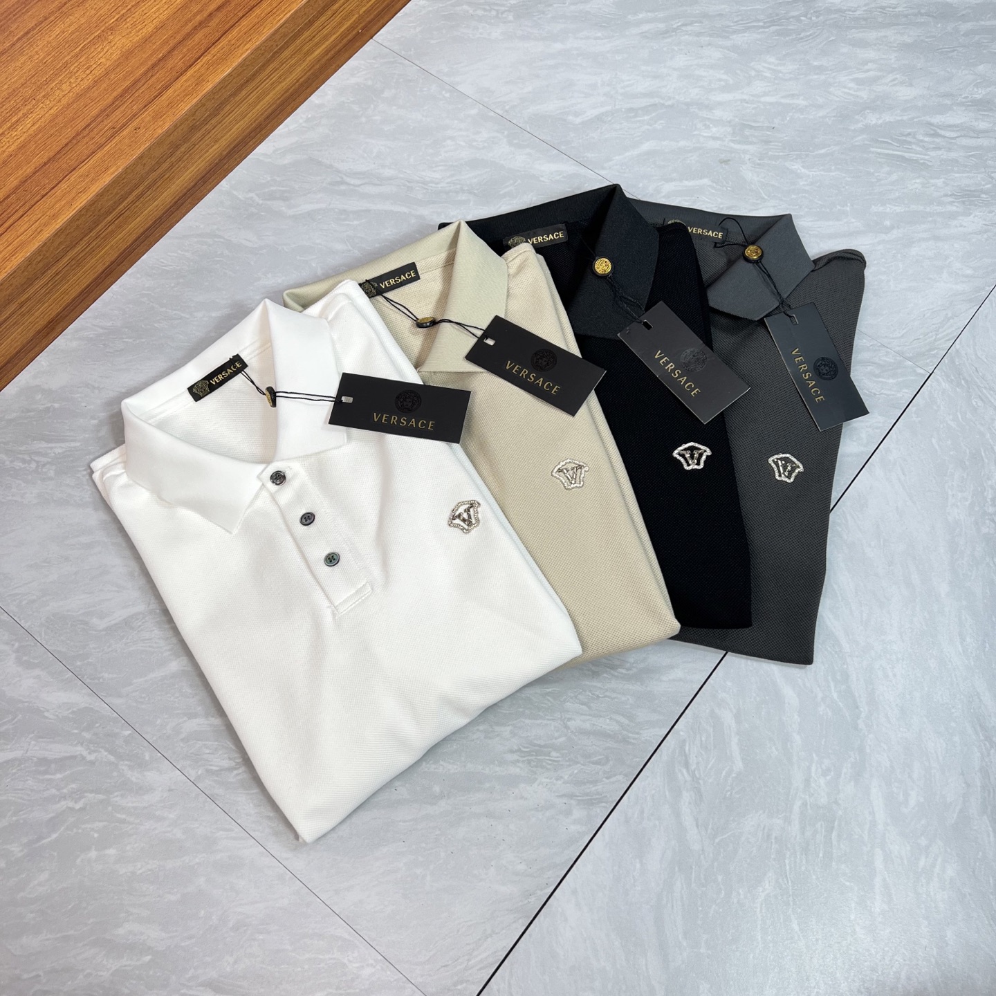 NO:459331,Versace/Versace 2025 new spring and summer products are available, complete three standards, lapel short-sleeved POLO shirt, good products do not need to be introduced too much, look at the details, counter number M-XXXL 175/140 Suggestions L, versace, versace, T-shirt, alexander wang19860909Versace/范思哲 2025年春夏新品上新 三标齐全 翻领短袖POLO衫 好货不用过多介绍 看细节 专柜码数M-XXXL 175/140建议L,,versace,versace,T-shirt,alexander wang,Men's clothing