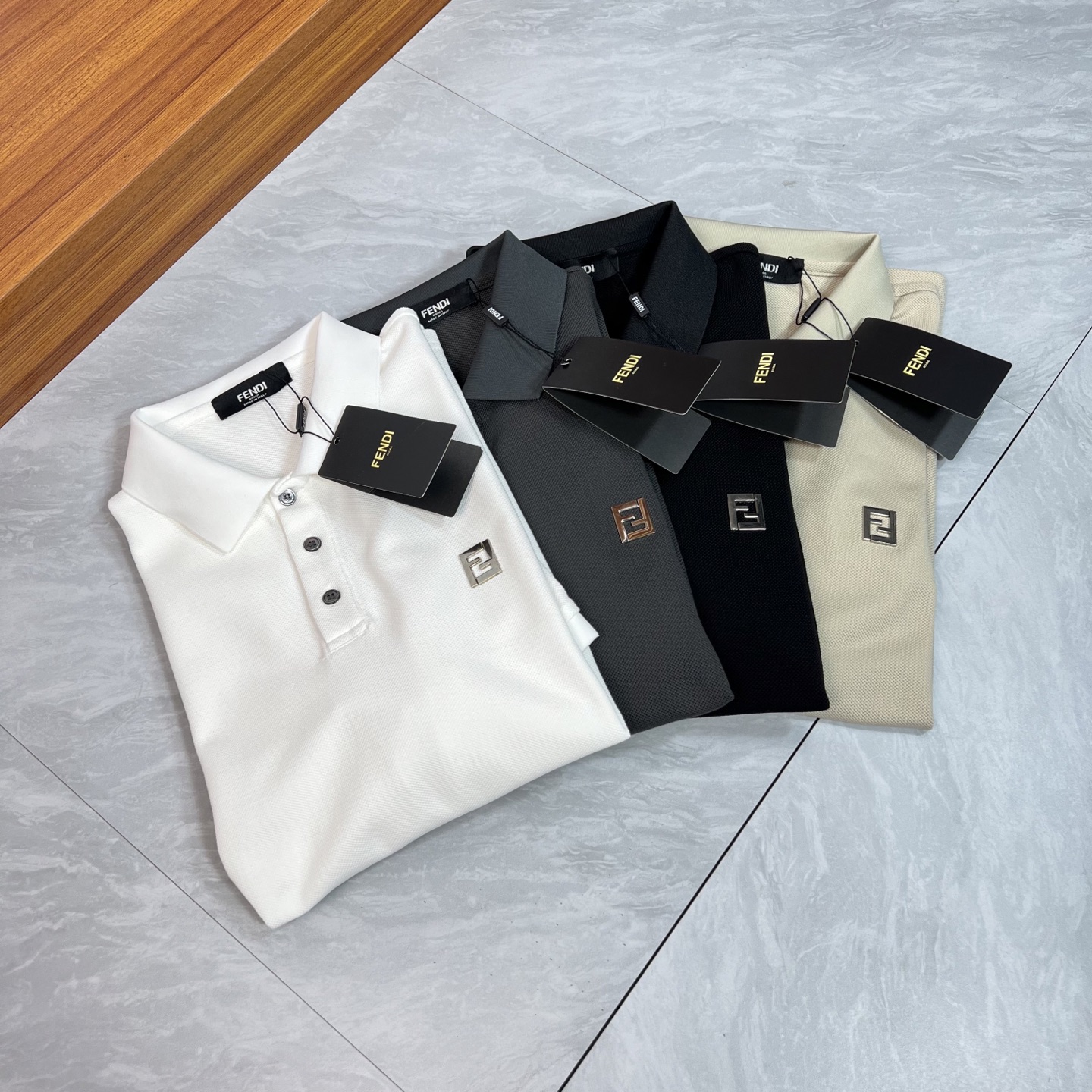 NO:459339,Fendi/Fendi 2025 new spring and summer products are available, complete three standards, lapel short-sleeved POLO shirt, good products do not need to be introduced too much, look at the details, counter number M-XXXL 175/140 Suggestions, L, fendi, fendi, T-shirt, alexander wang19860909Fendi/芬迪 2025年春夏新品上新 三标齐全 翻领短袖POLO衫 好货不用过多介绍 看细节 专柜码数M-XXXL 175/140建议L,,fendi,fendi,T-shirt,alexander wang,Men's clothing