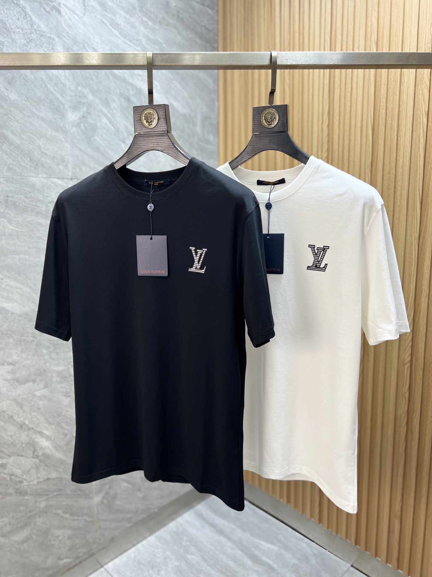 NO:520593,LV/Louis Vuitton 2025 Spring and Summer New Products are available, Three-standard mercerized cotton round neck short-sleeved T-shirt, three-dimensional silicone process on chest, good products do not need to be introduced too much, look at the details, counter number M-XXXL 175/140 Suggestions, L, louis vuitton, louis vuitton, T-shirt,tees, t-shirt,alexander wang19860909LV/路易威登 2025年春夏新品上新 三标齐全 丝光棉圆领短袖T恤 胸前立体硅胶工艺 好货不用过多介绍 看细节 专柜码数M-XXXL 175/140建议L,,louis vuitton,louis vuitton,T-shirt,tees，t-shirt,alexander wang,Men's clothing