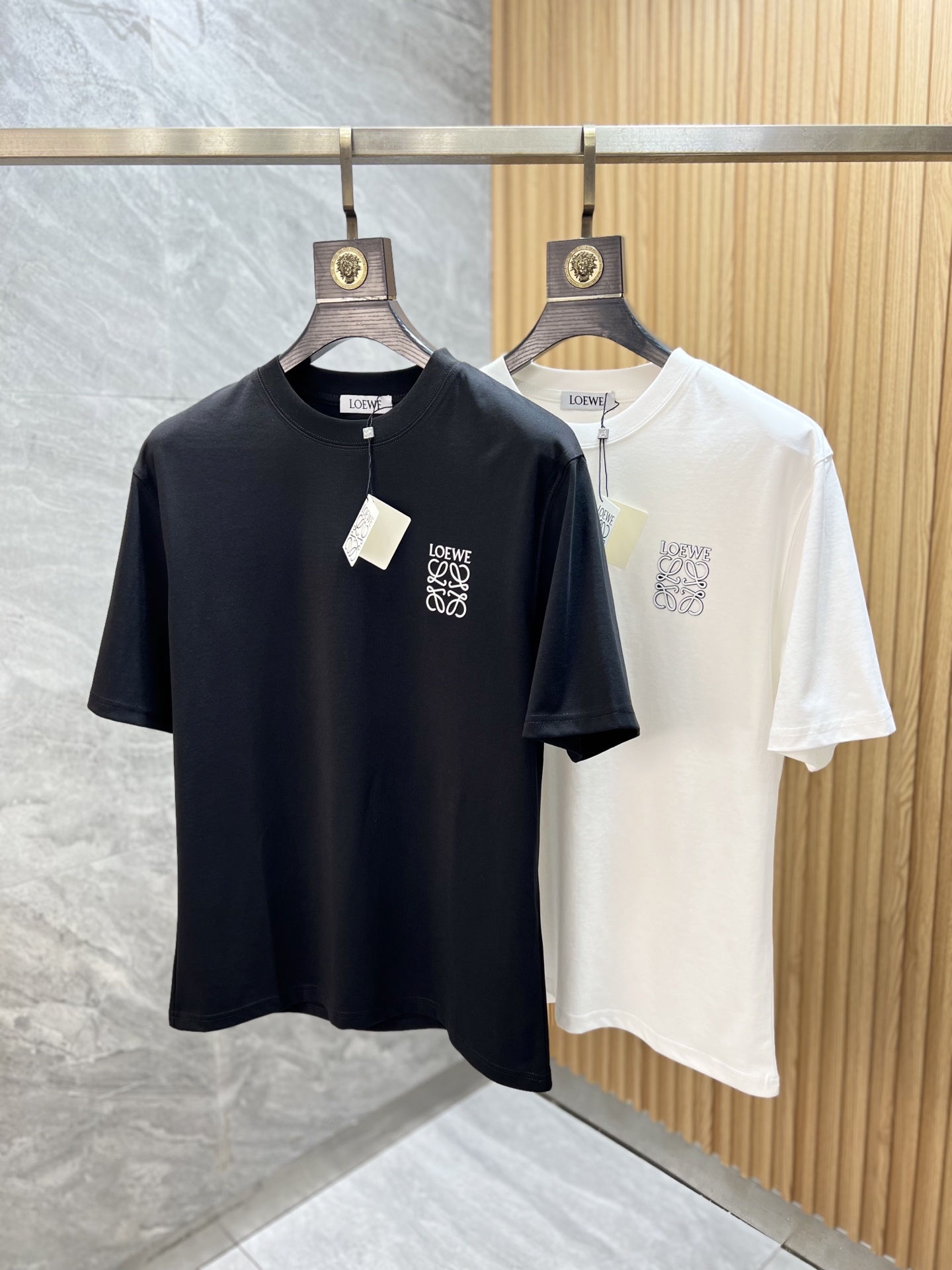 NO:520591,Loewe/Luo Yiwei New products for spring and summer 2025 are available in new products, complete three standards, mercerized cotton round neck short-sleeved T-shirt, three-dimensional silicone process on chest, good products do not need to be introduced too much, look at the details, counter number M-XXXL 175/140 Suggestions,,loewe,loewe,T-shirt,tees,t-shirt,alexander wang19860909Loewe/罗意威 2025年春夏新品上新 三标齐全 丝光棉圆领短袖T恤 胸前立体硅胶工艺 好货不用过多介绍 看细节 专柜码数M-XXXL 175/140建议L,,loewe,loewe,T-shirt,tees，t-shirt,alexander wang,Men's clothing