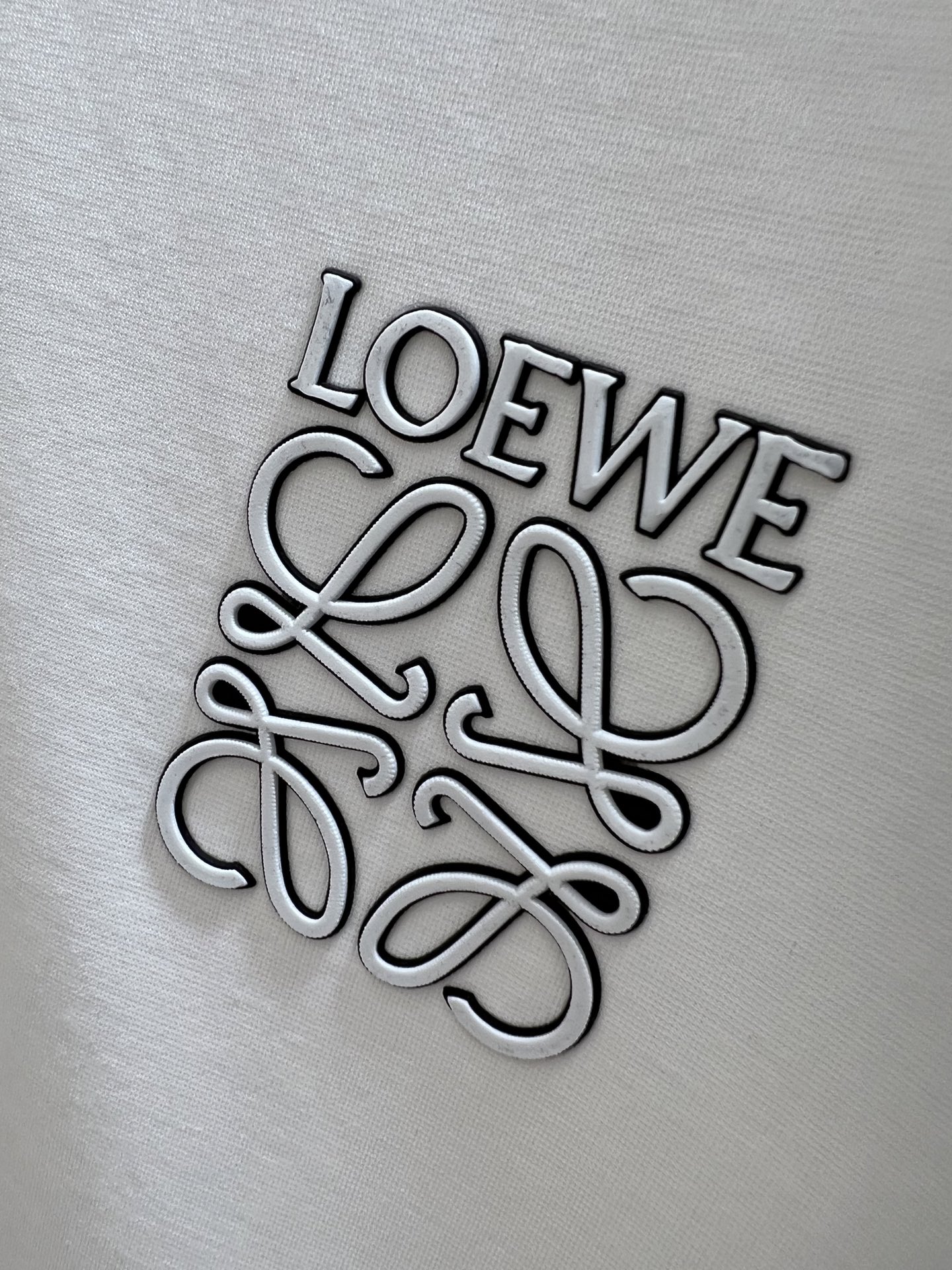 NO:509724,Loewe/Luo Yiwei New products for spring and summer 2025 are available in new products, complete three standards, mercerized cotton round neck short-sleeved T-shirt, three-dimensional silicone process on chest, good products do not need to be introduced too much, look at the details, counter number M-XXXL 175/140 Suggestions,,loewe,loewe,T-shirt,tees,t-shirt,alexander wang19860909Loewe/罗意威 2025年春夏新品上新 三标齐全 丝光棉圆领短袖T恤 胸前立体硅胶工艺 好货不用过多介绍 看细节 专柜码数M-XXXL 175/140建议L,,loewe,loewe,T-shirt,tees，t-shirt,alexander wang,Men's clothing