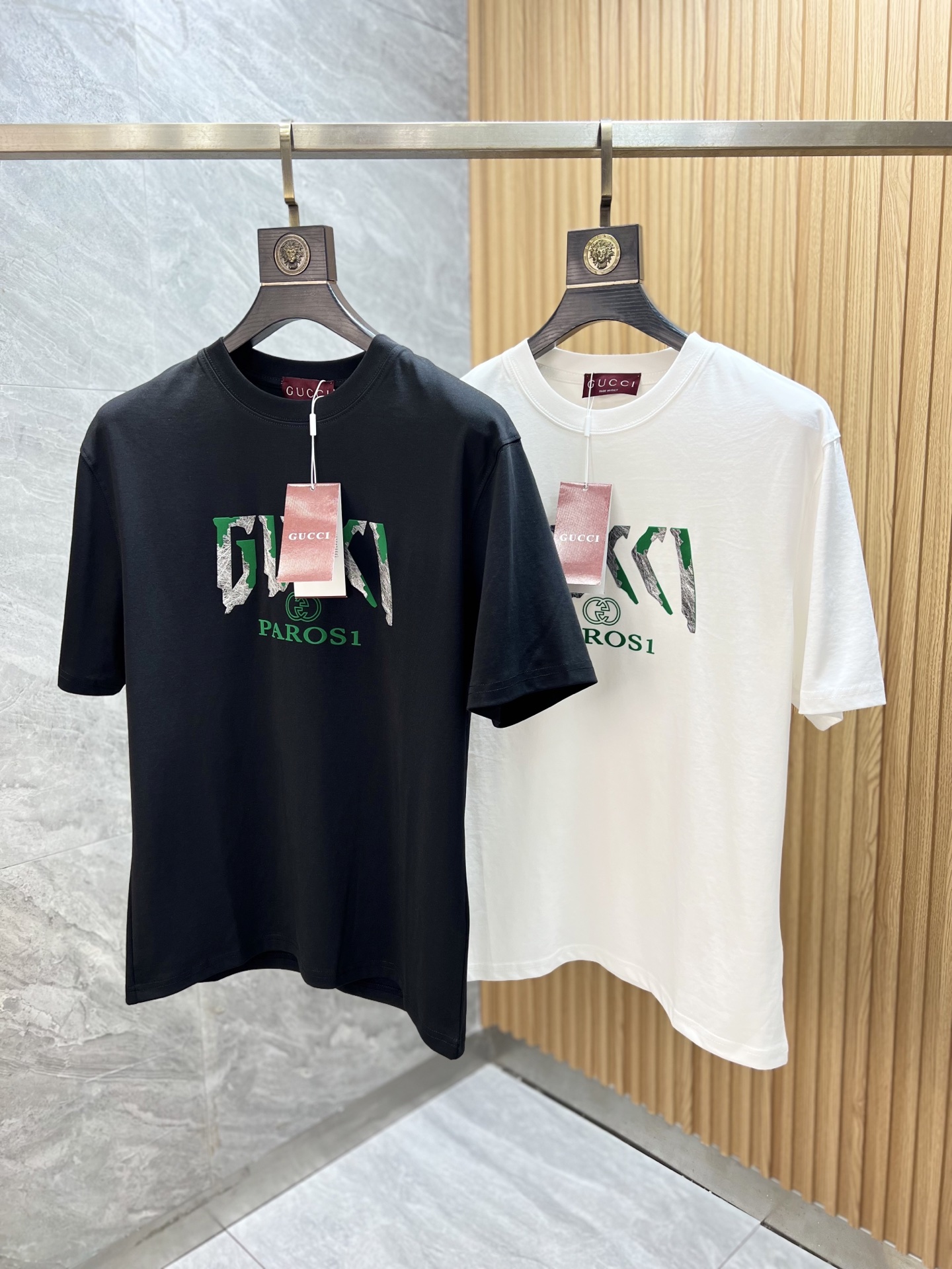 NO:520589,Gucci/Gucci New products for spring and summer 2025 are available in new products, complete three standards, mercerized cotton round neck short-sleeved T-shirt, three-dimensional flocking silicone process on chest, no need to introduce too much good products, look at the details, counter number M-XXXL 175/140 Suggestions, gucci, T-shirt,tees, t-shirt,alexander wang19860909Gucci/古奇 2025年春夏新品上新 三标齐全 丝光棉圆领短袖T恤 胸前立体植绒硅胶工艺 好货不用过多介绍 看细节 专柜码数M-XXXL 175/140建议L,,gucci,T-shirt,tees，t-shirt,alexander wang,Men's clothing